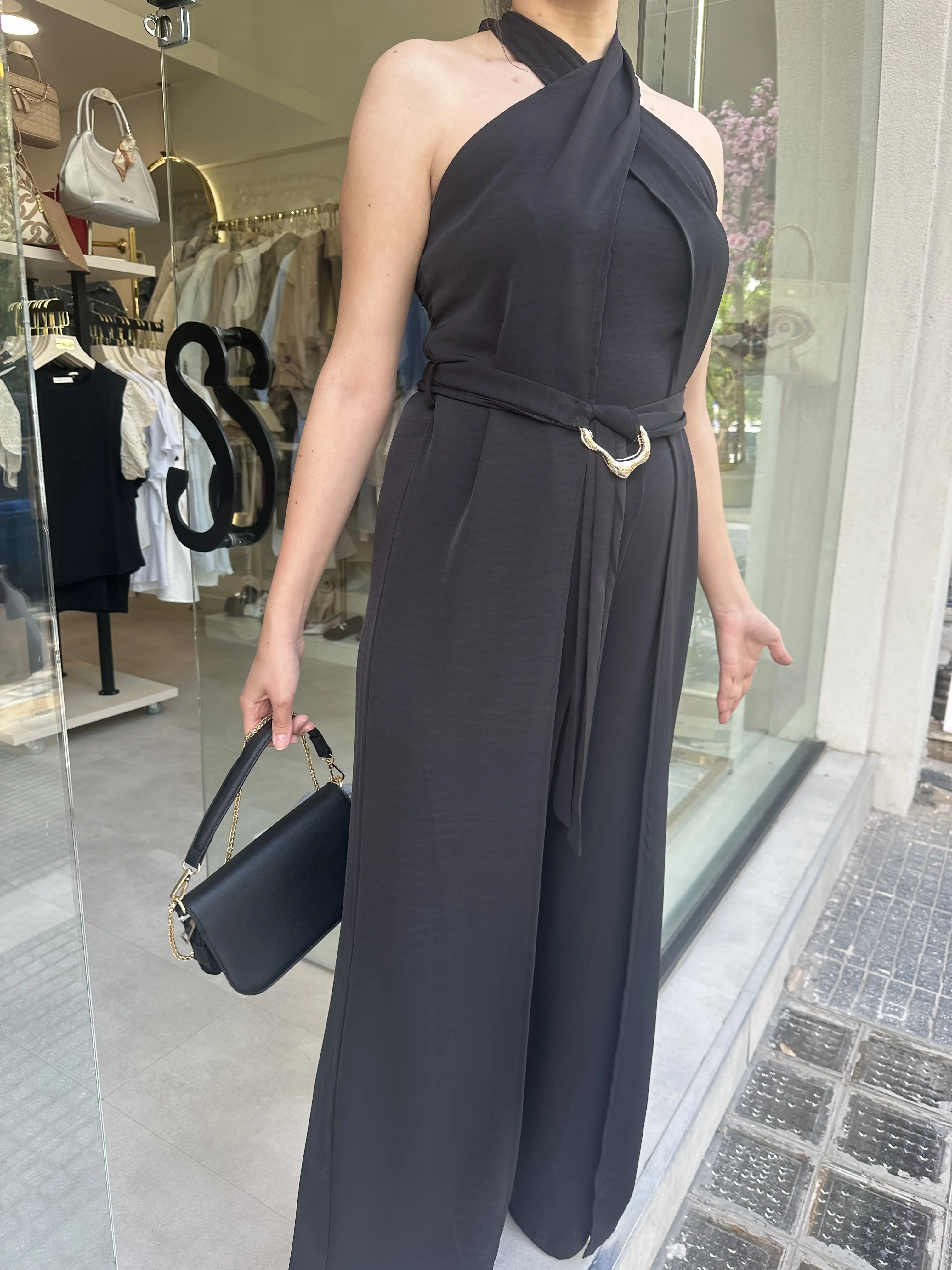 Μαύρη ολόσωμη φόρμα με χιαστί δέσιμο στον λαιμό