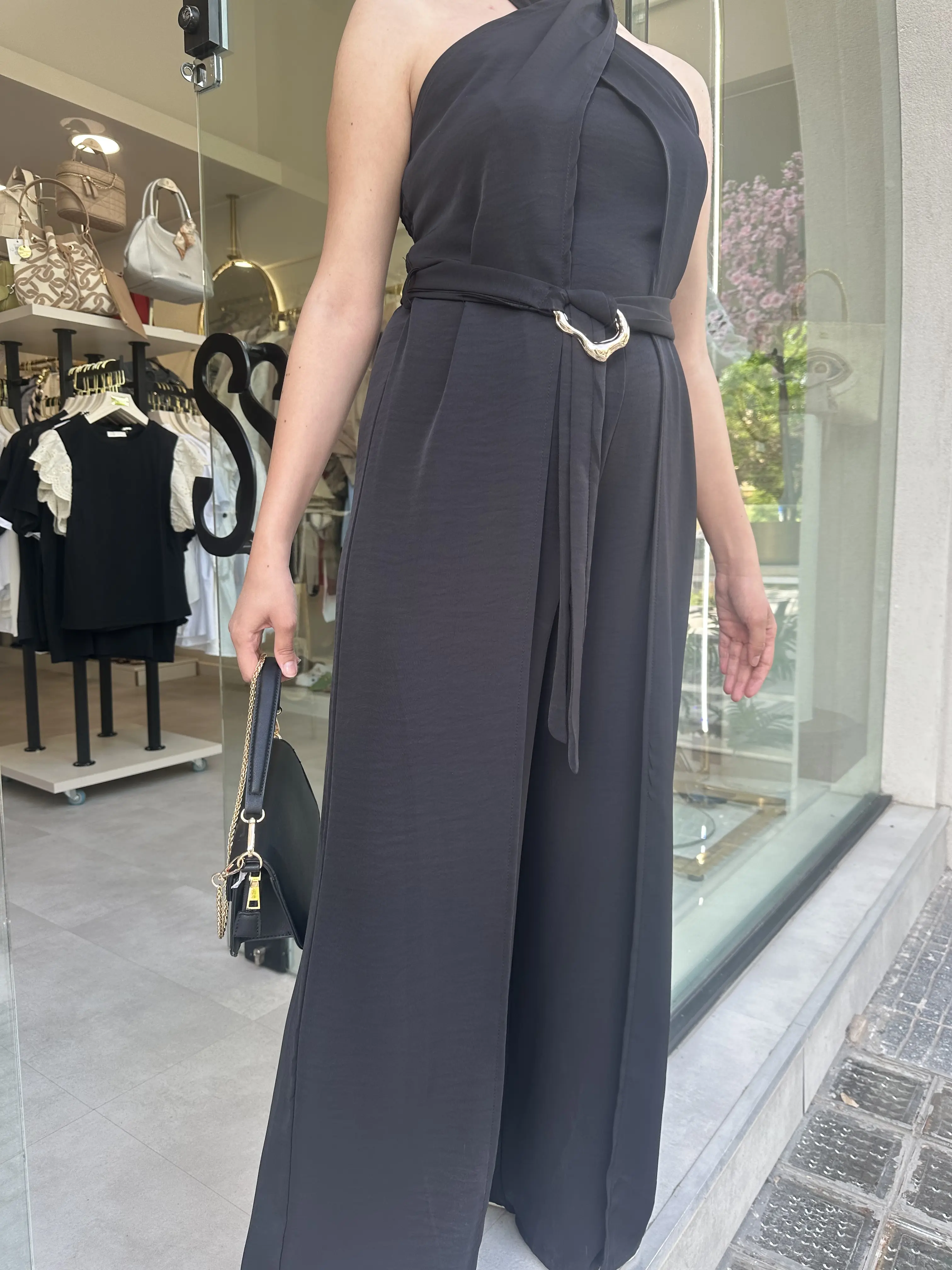 Μαύρη ολόσωμη φόρμα με χιαστί δέσιμο στον λαιμό