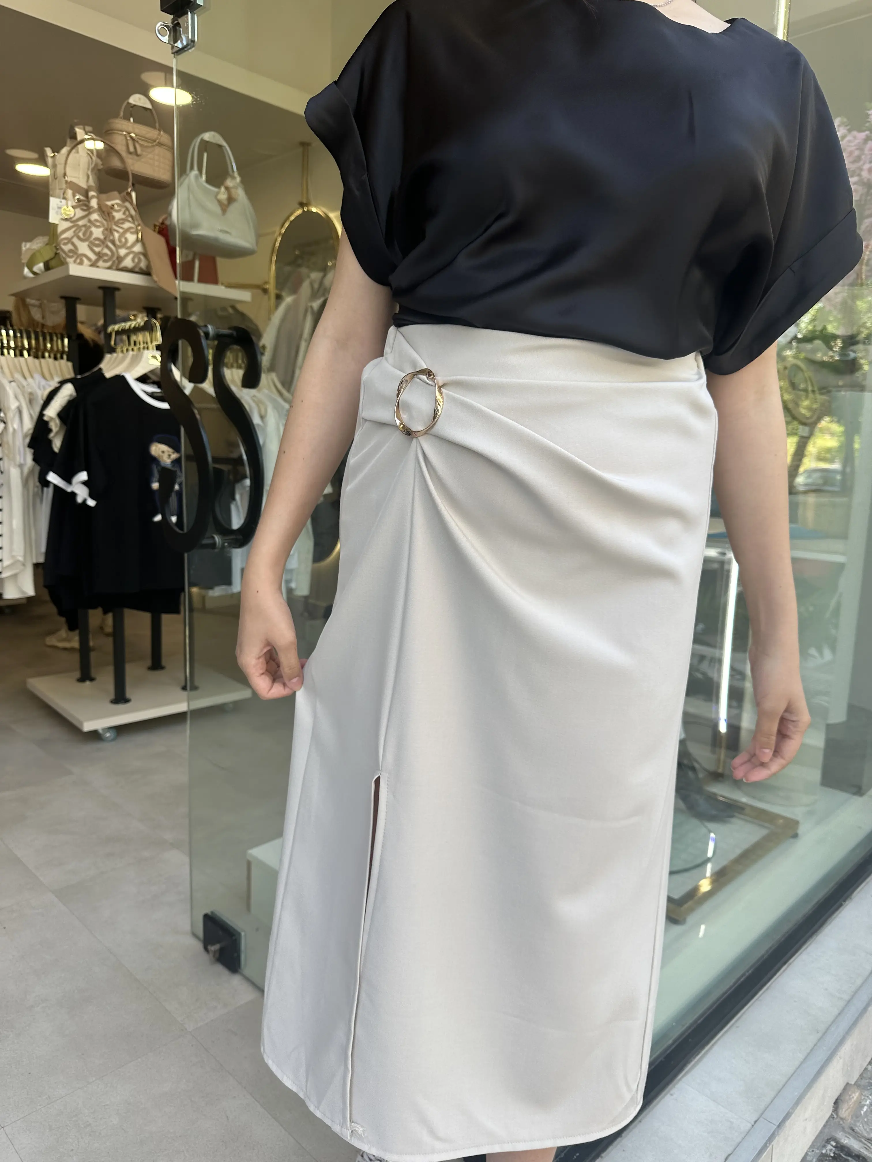 beige maxi φούστα με χρυσή λεπτομέρεια
