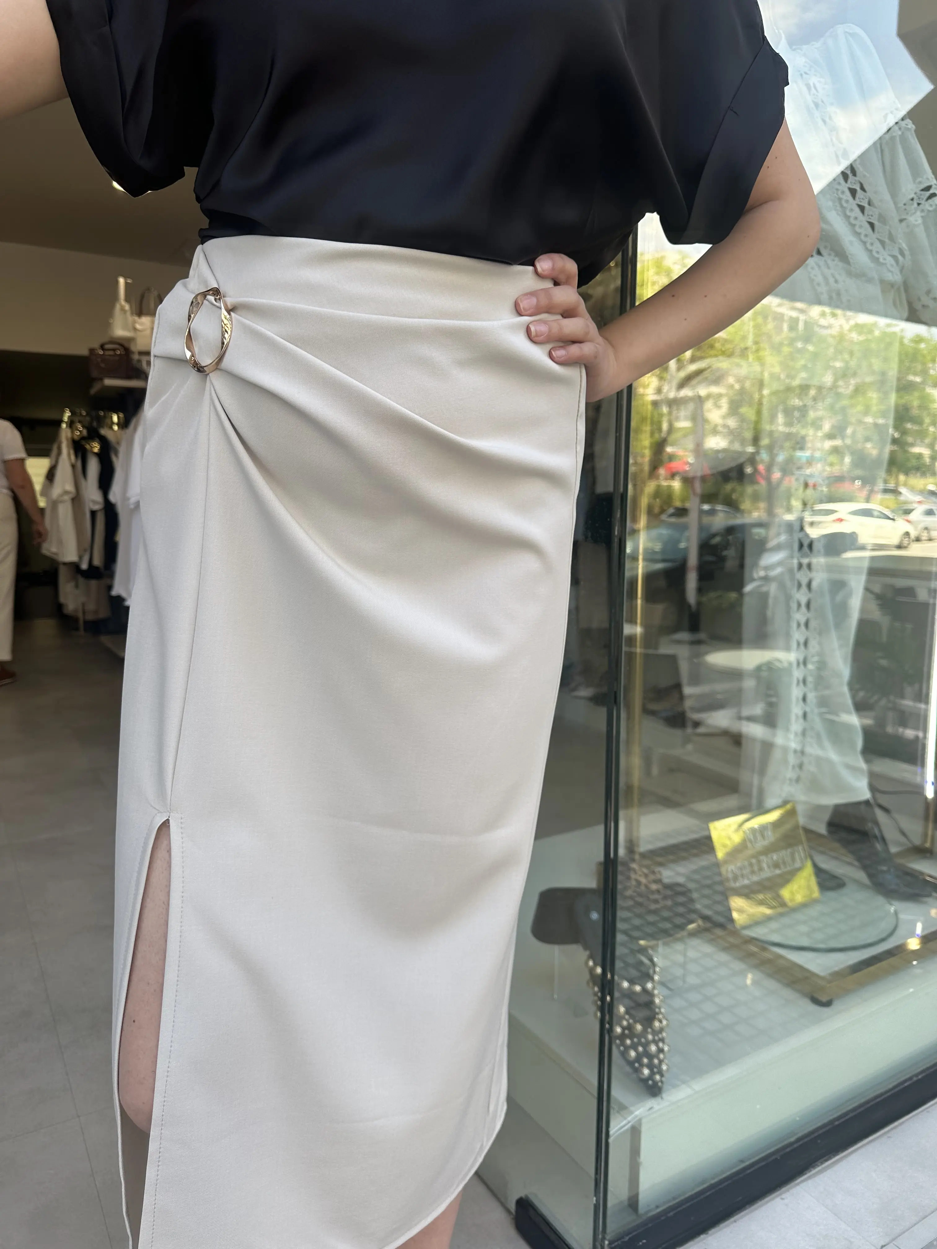 beige maxi φούστα με χρυσή λεπτομέρεια