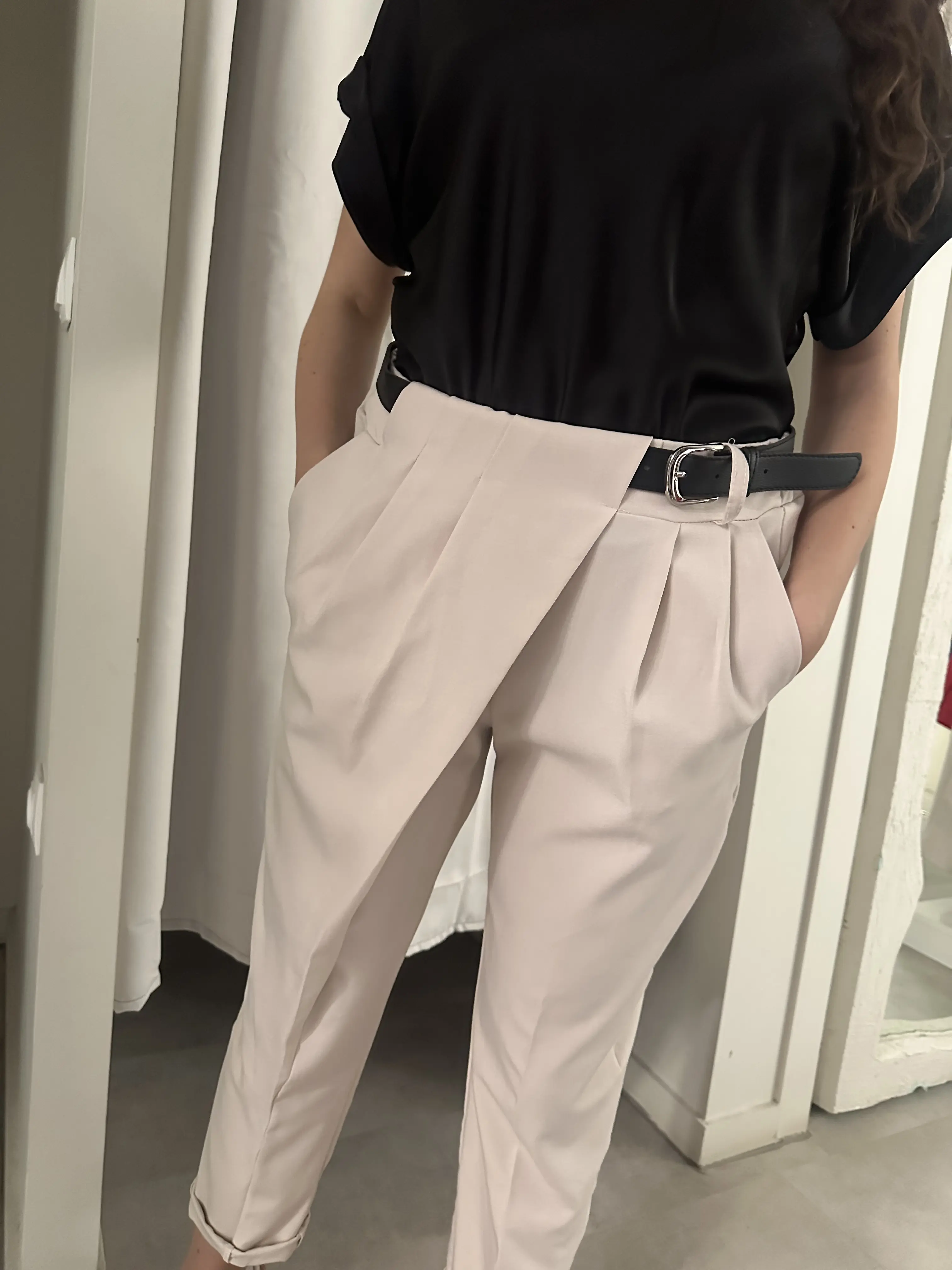 μπέζ παντελόνι με λεπτομέρεια φάκελος