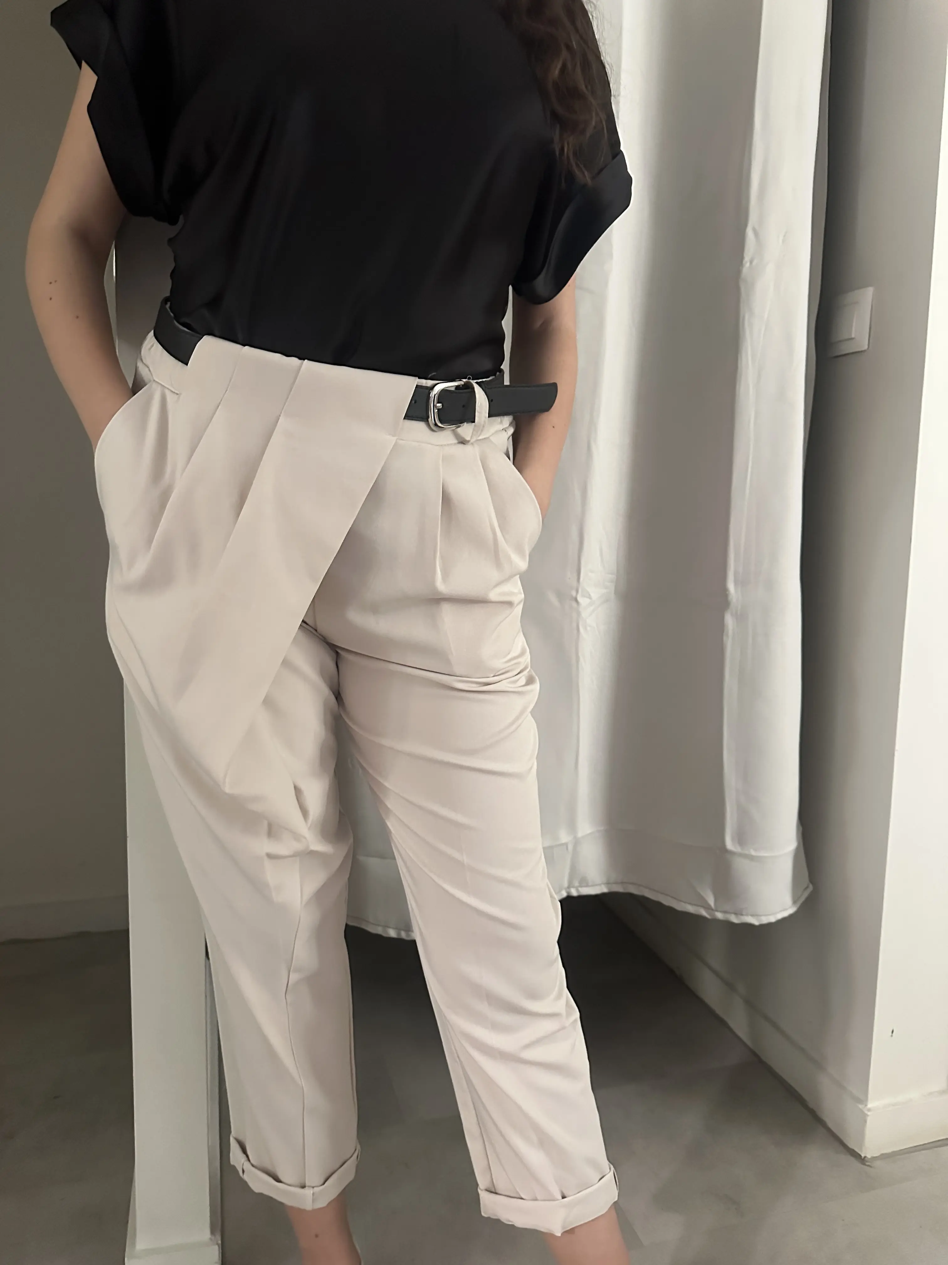 μπέζ παντελόνι με λεπτομέρεια φάκελος