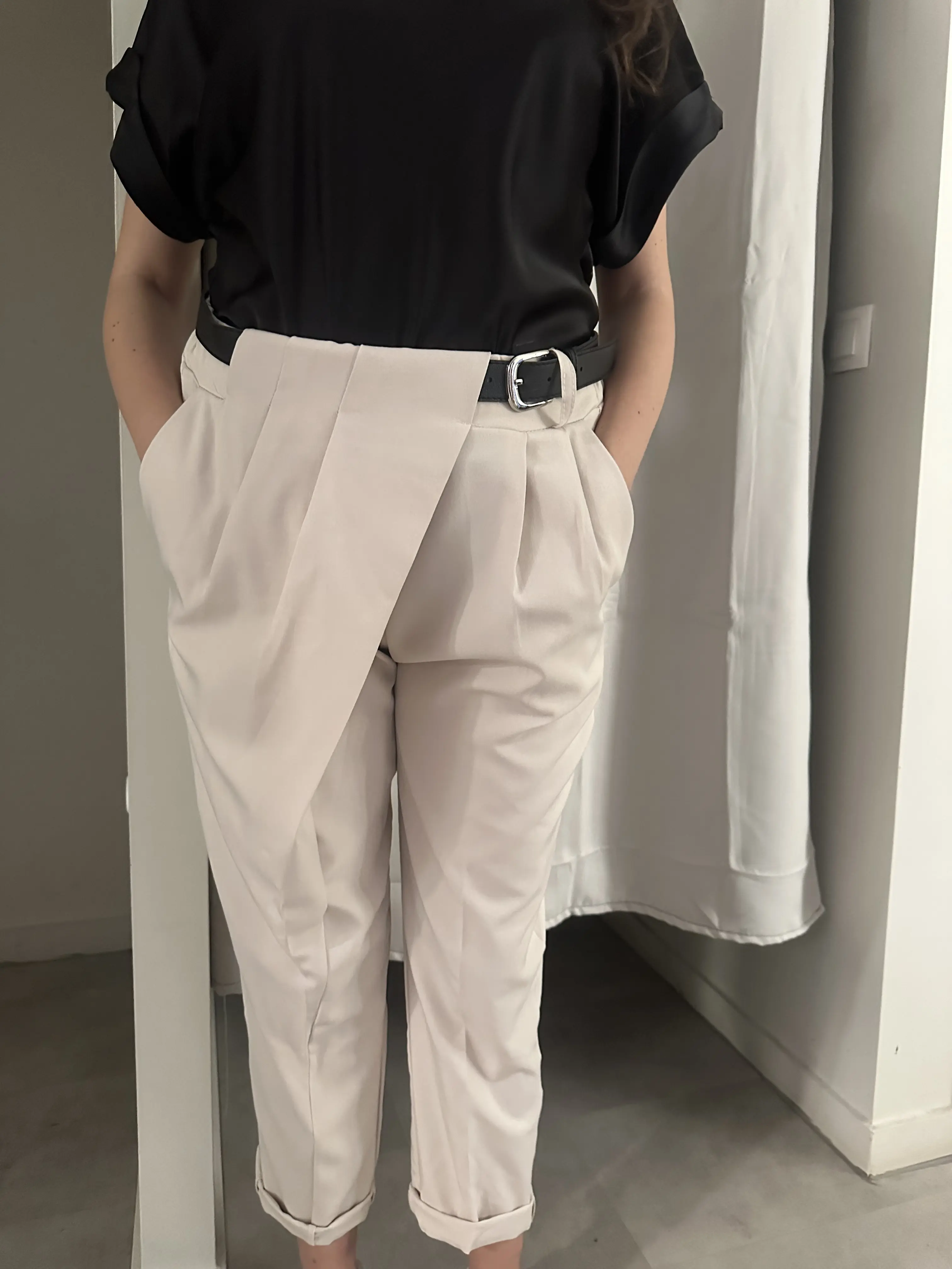 μπέζ παντελόνι με λεπτομέρεια φάκελος