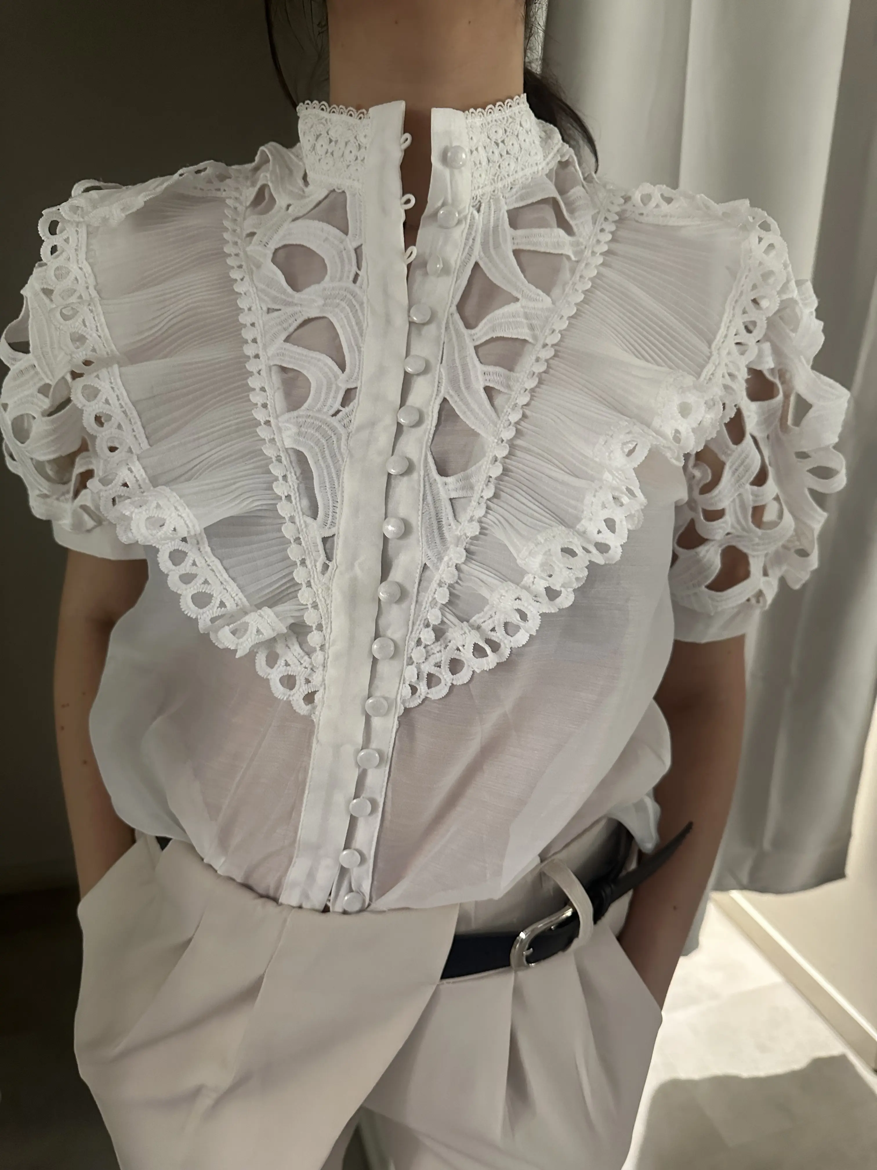 λευκό κοντομάνικο πουκάμισο με κέντημα και διάτρητο σχέδιο