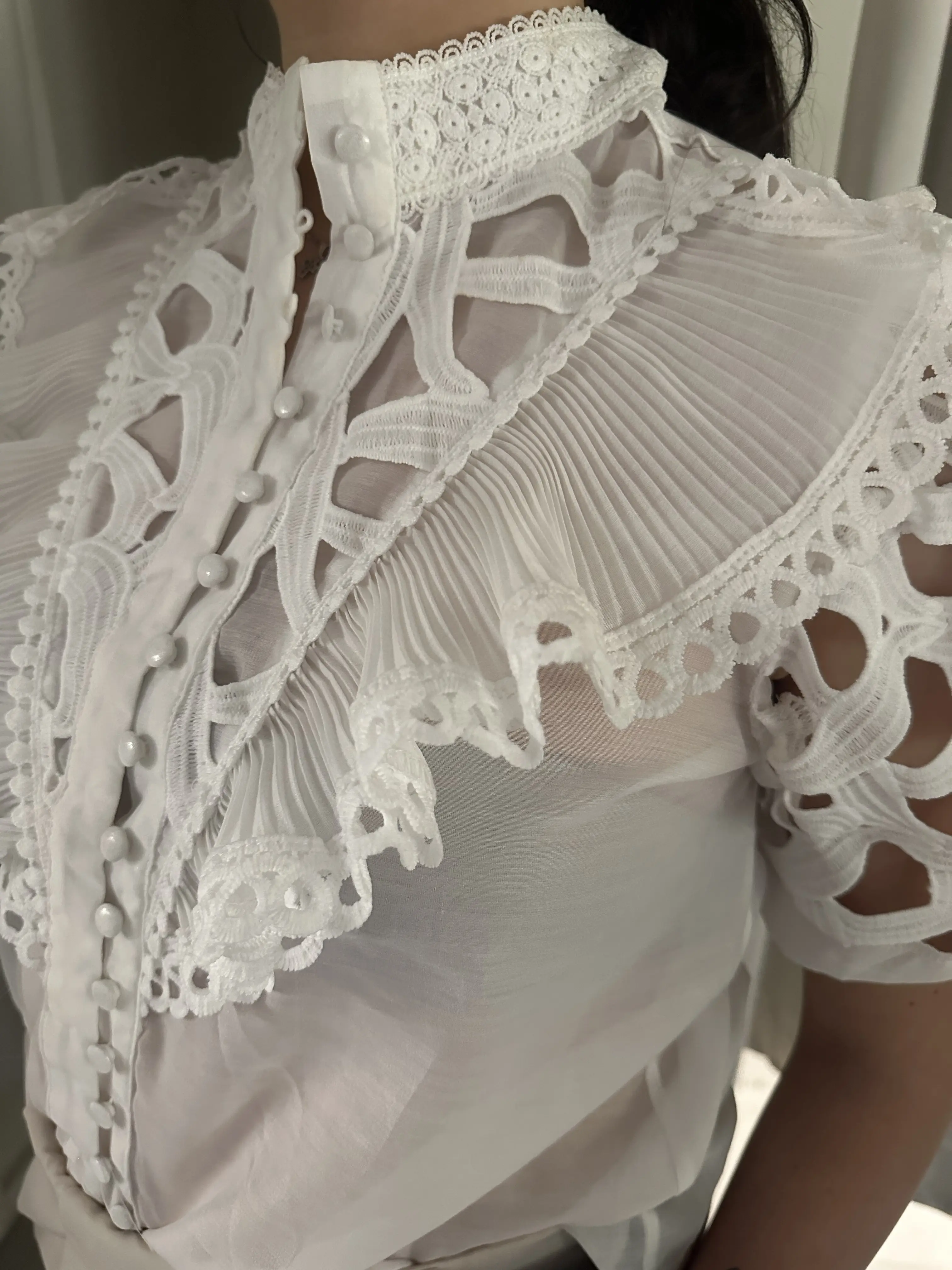 λευκό κοντομάνικο πουκάμισο με κέντημα και διάτρητο σχέδιο