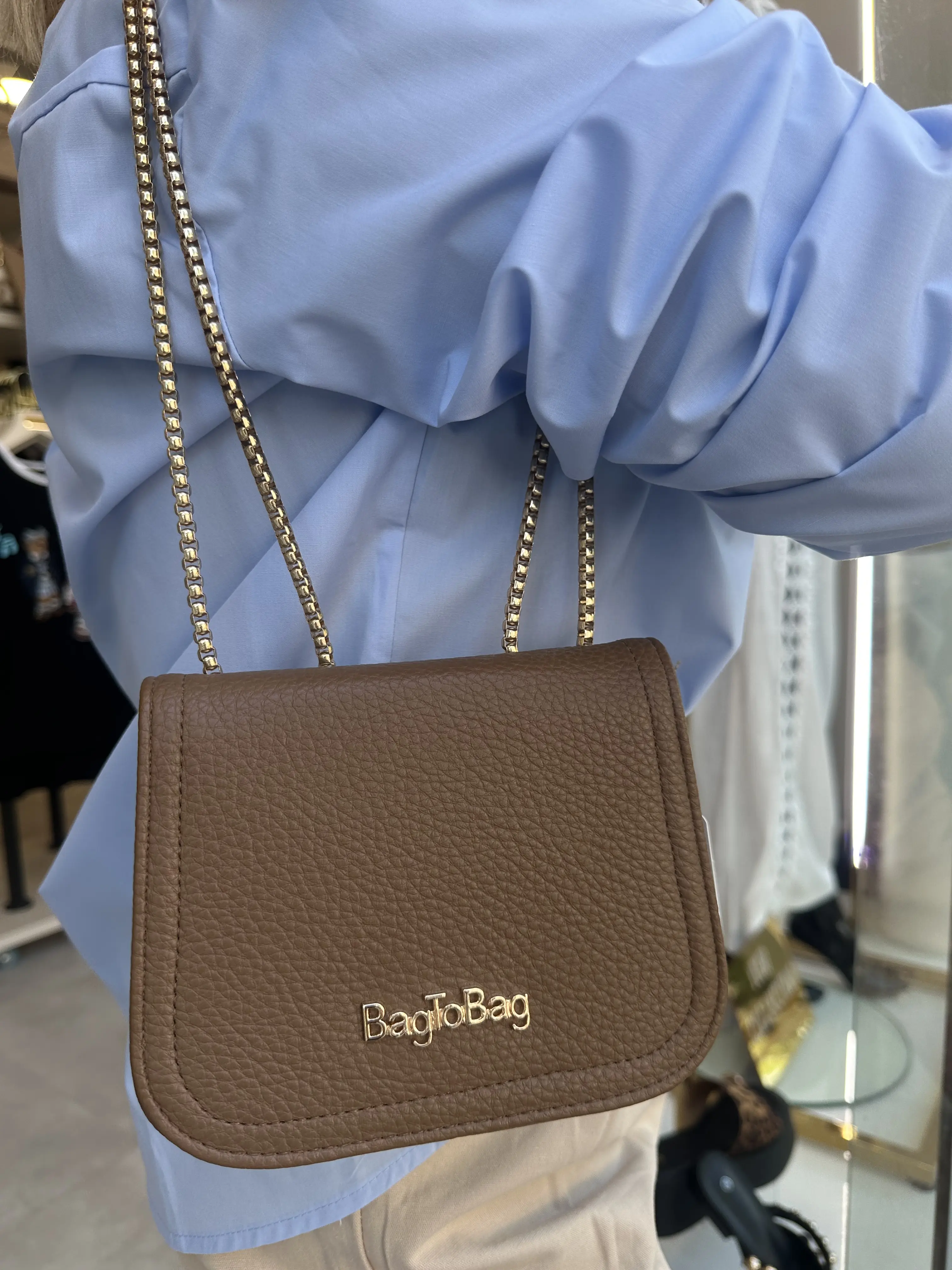 τσαντάκι χρώμα ελιάς με χρυσή αλυσίδα