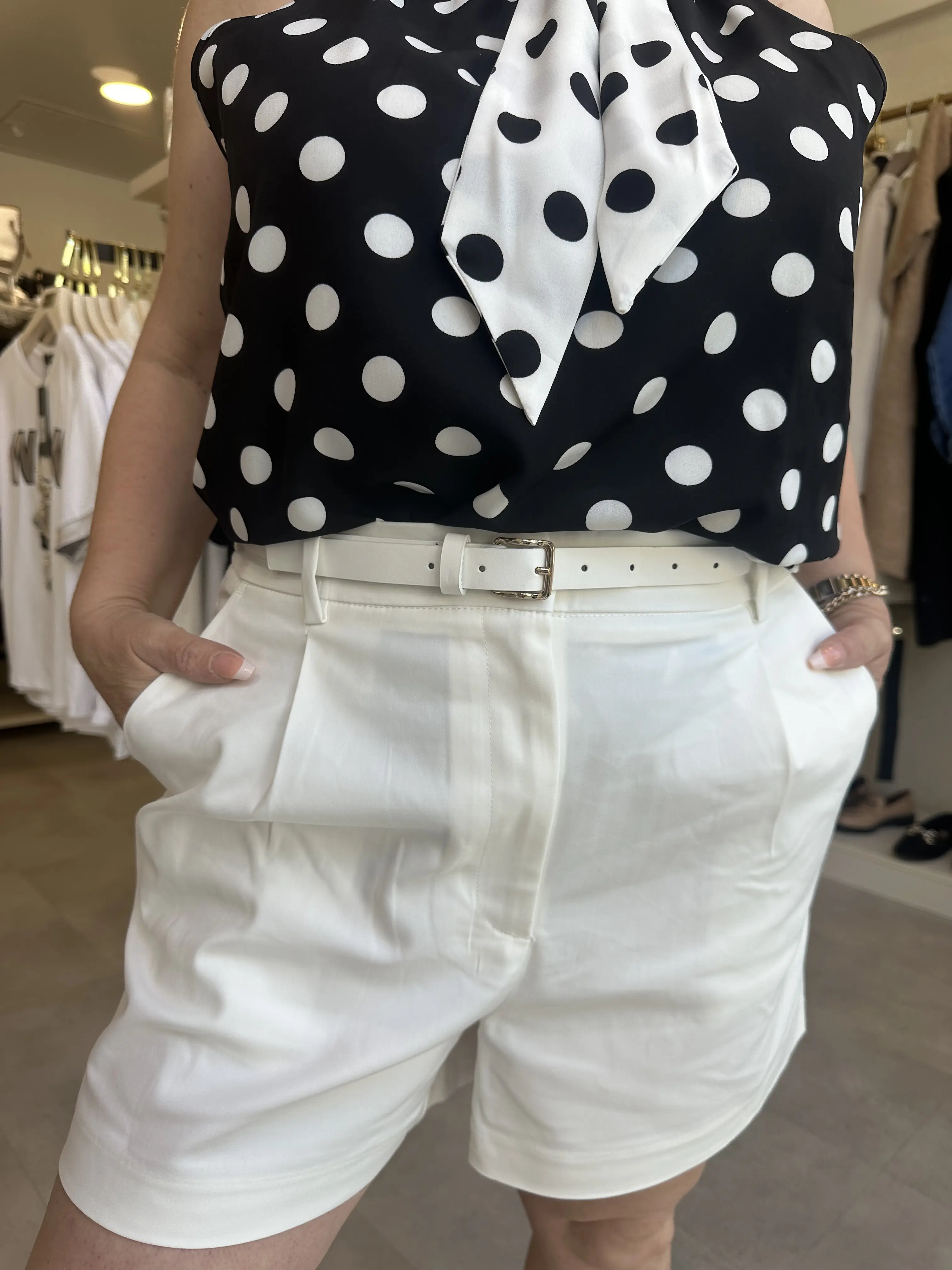 Λευκό σορτς με πιέτες και ζώνη