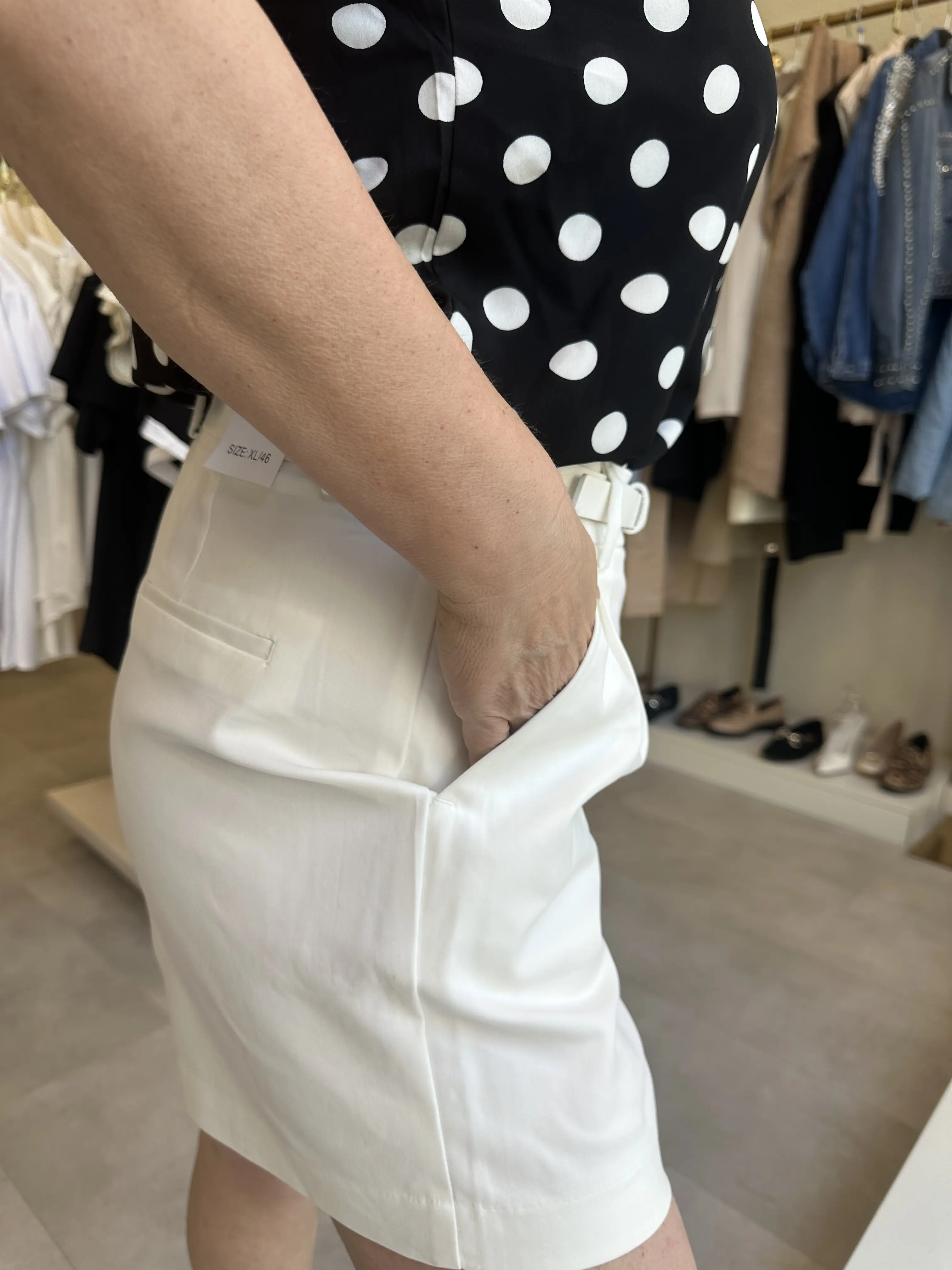 Λευκό σορτς με πιέτες και ζώνη