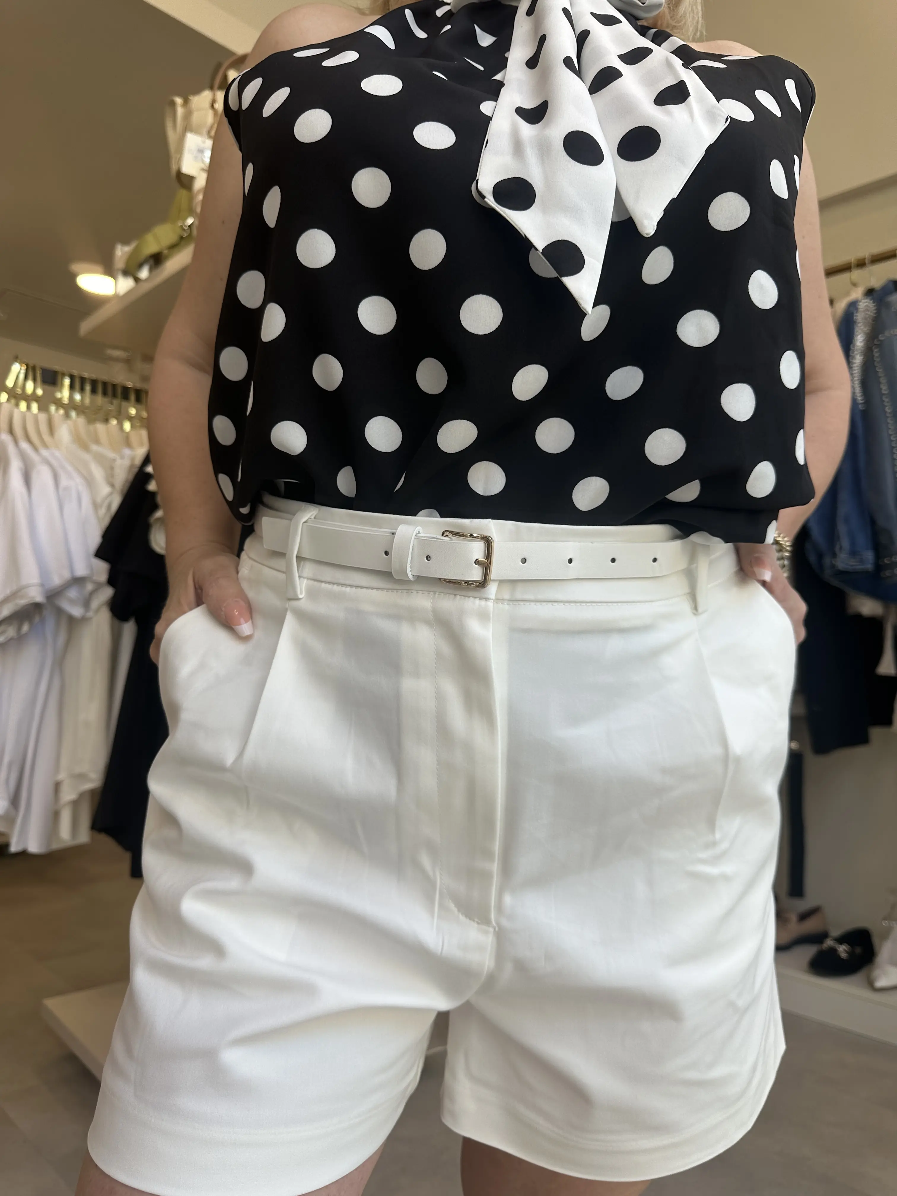 Λευκό σορτς με πιέτες και ζώνη