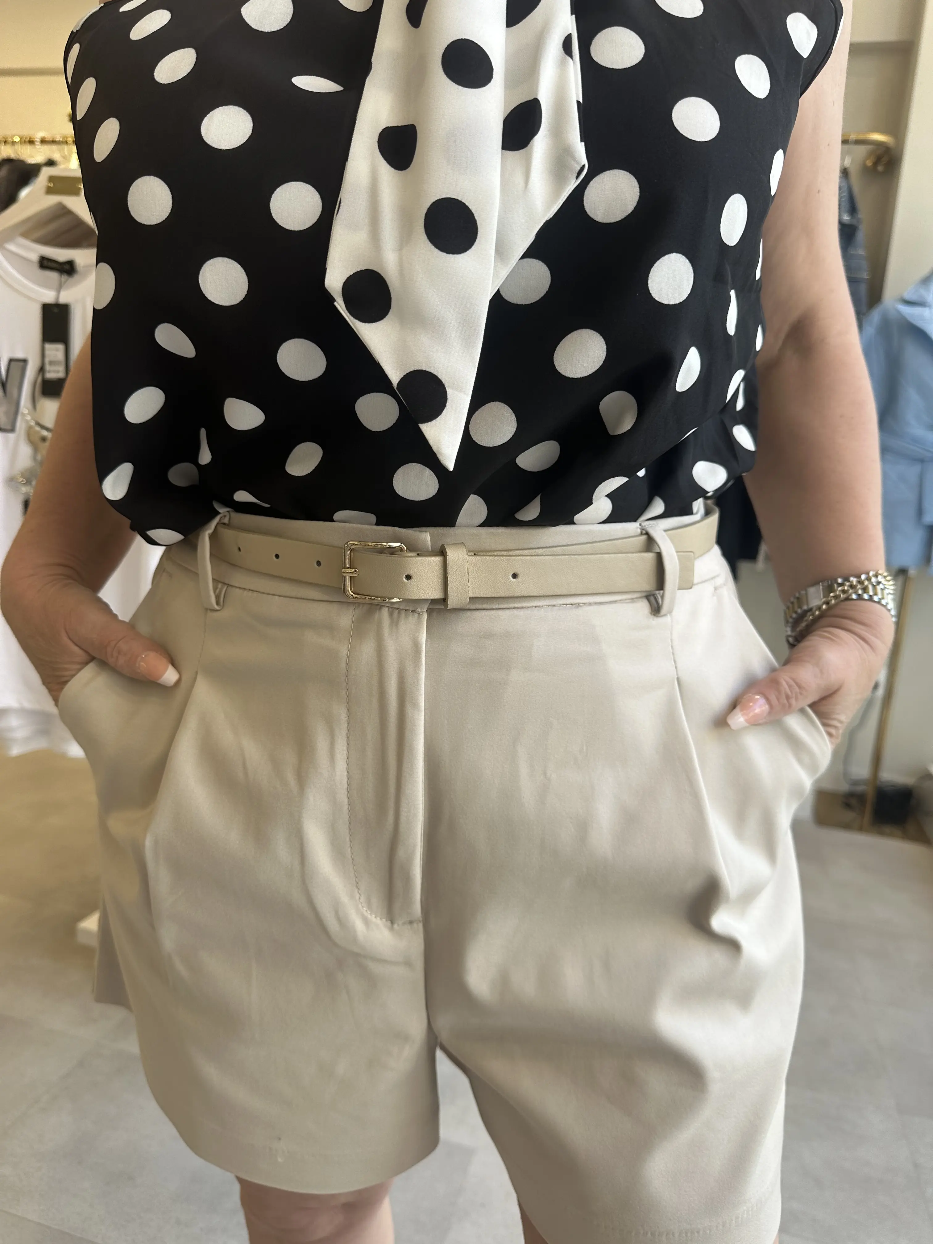 Μπέζ σόρτς με πιέτες και ζώνη