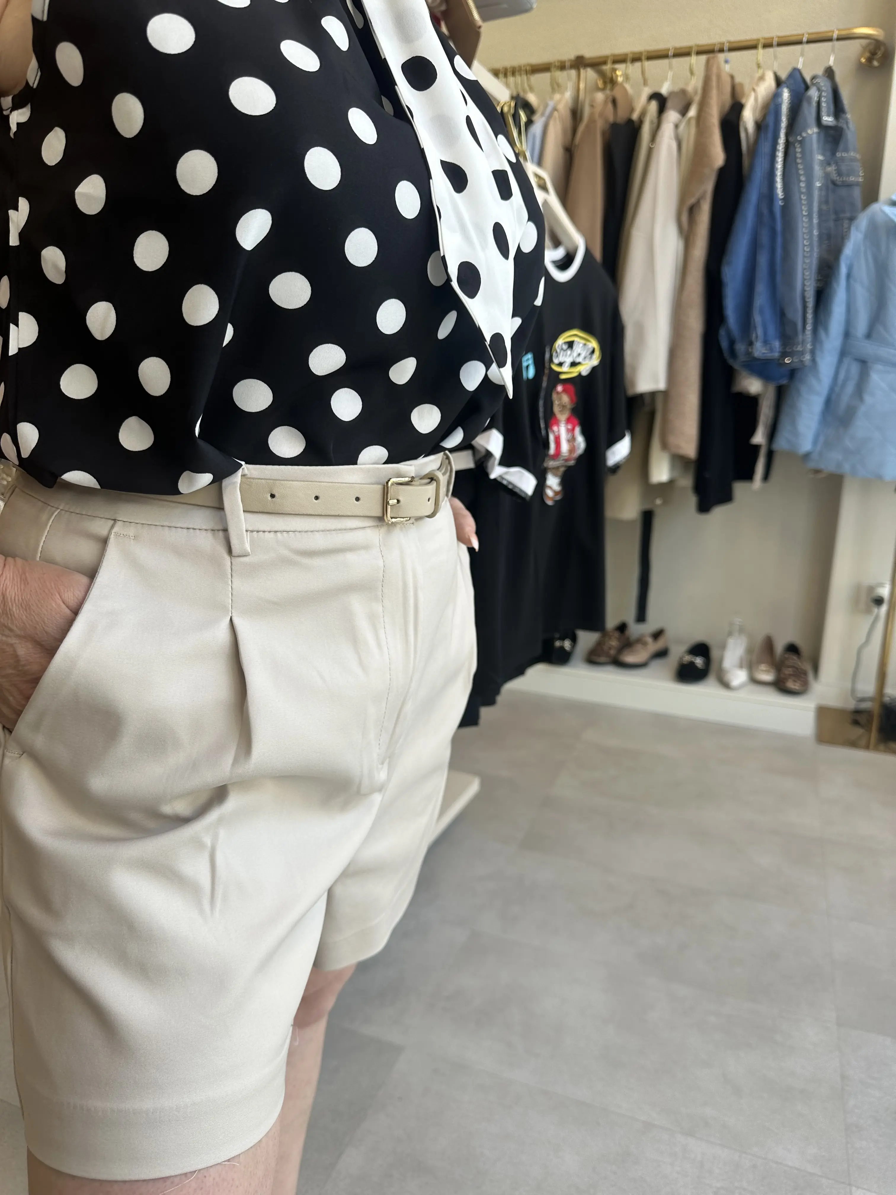 Μπέζ σόρτς με πιέτες και ζώνη