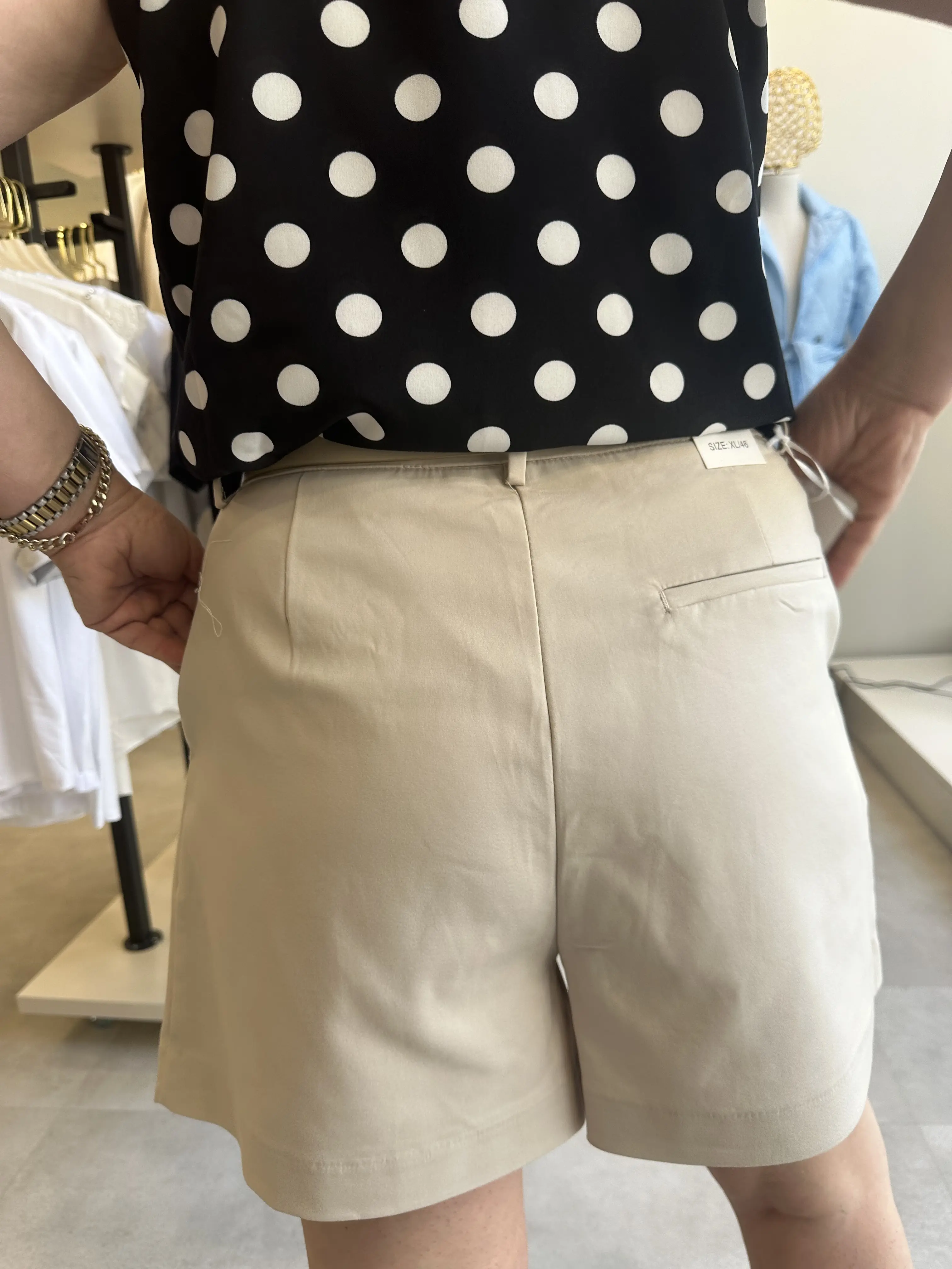 Μπέζ σόρτς με πιέτες και ζώνη