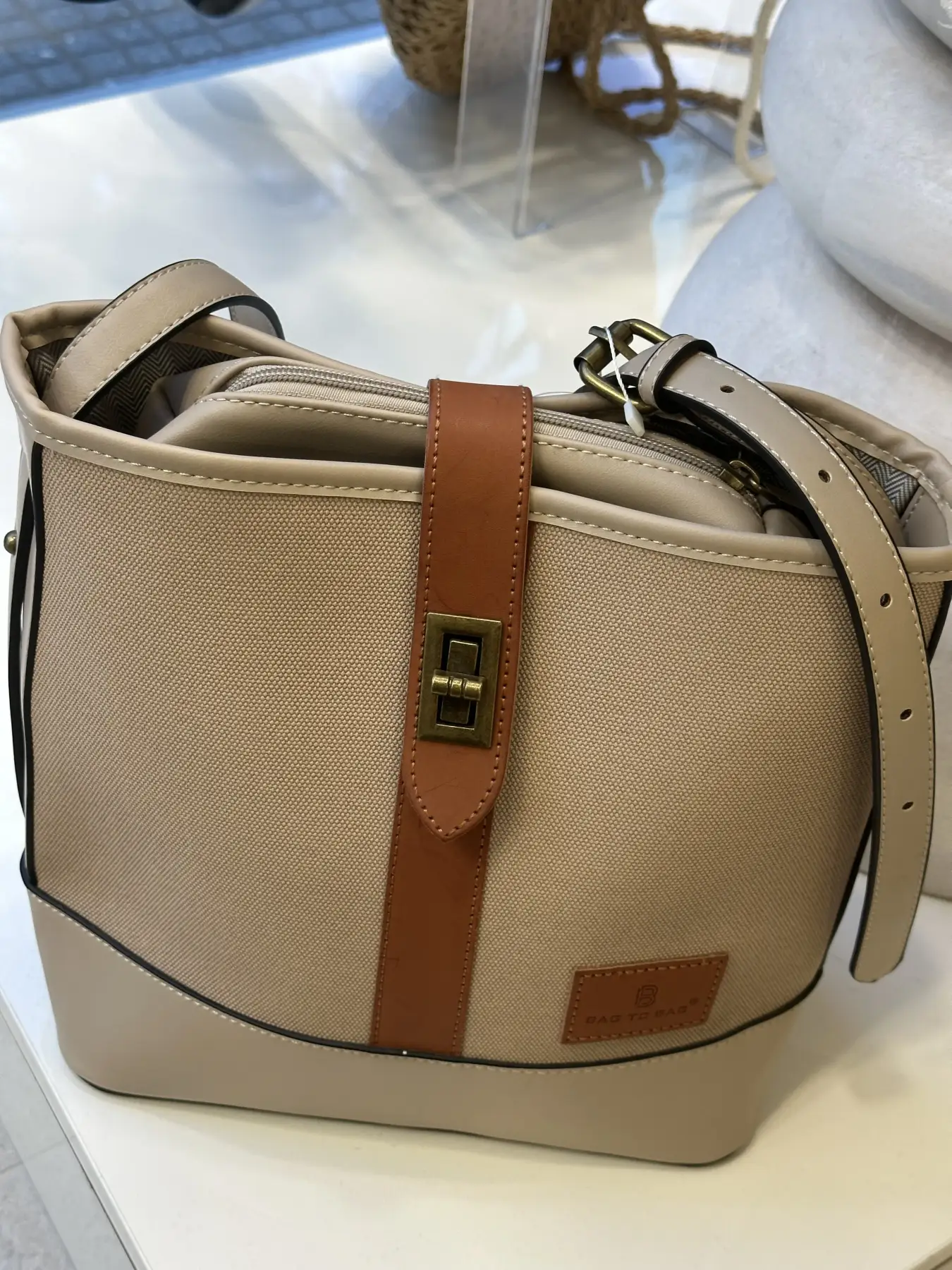 κάμελ τσάντα χιαστί με λουράκι