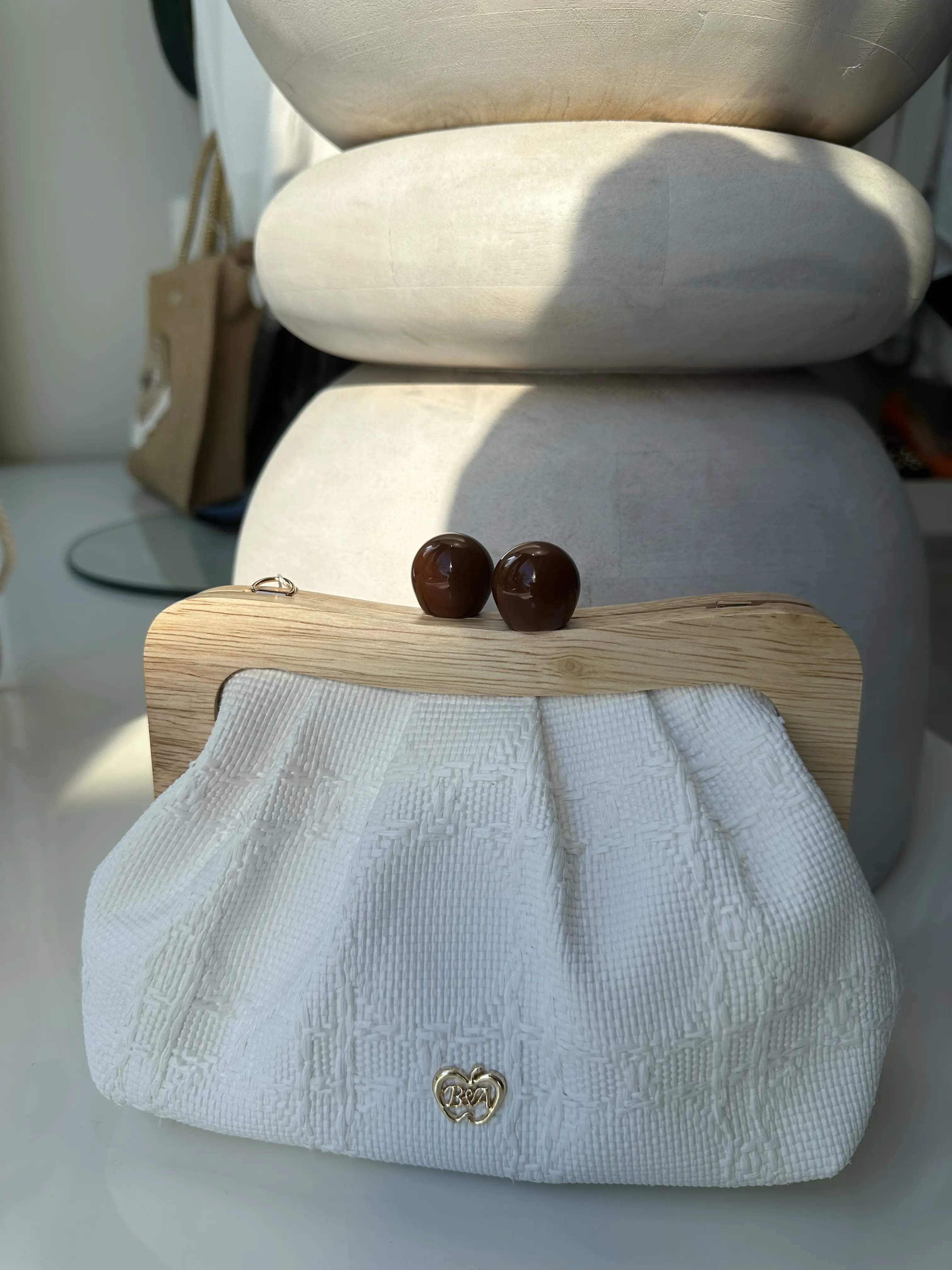 Λευκή ψάθινη κλάτς τσάντα με ξύλινο κλείδωμα