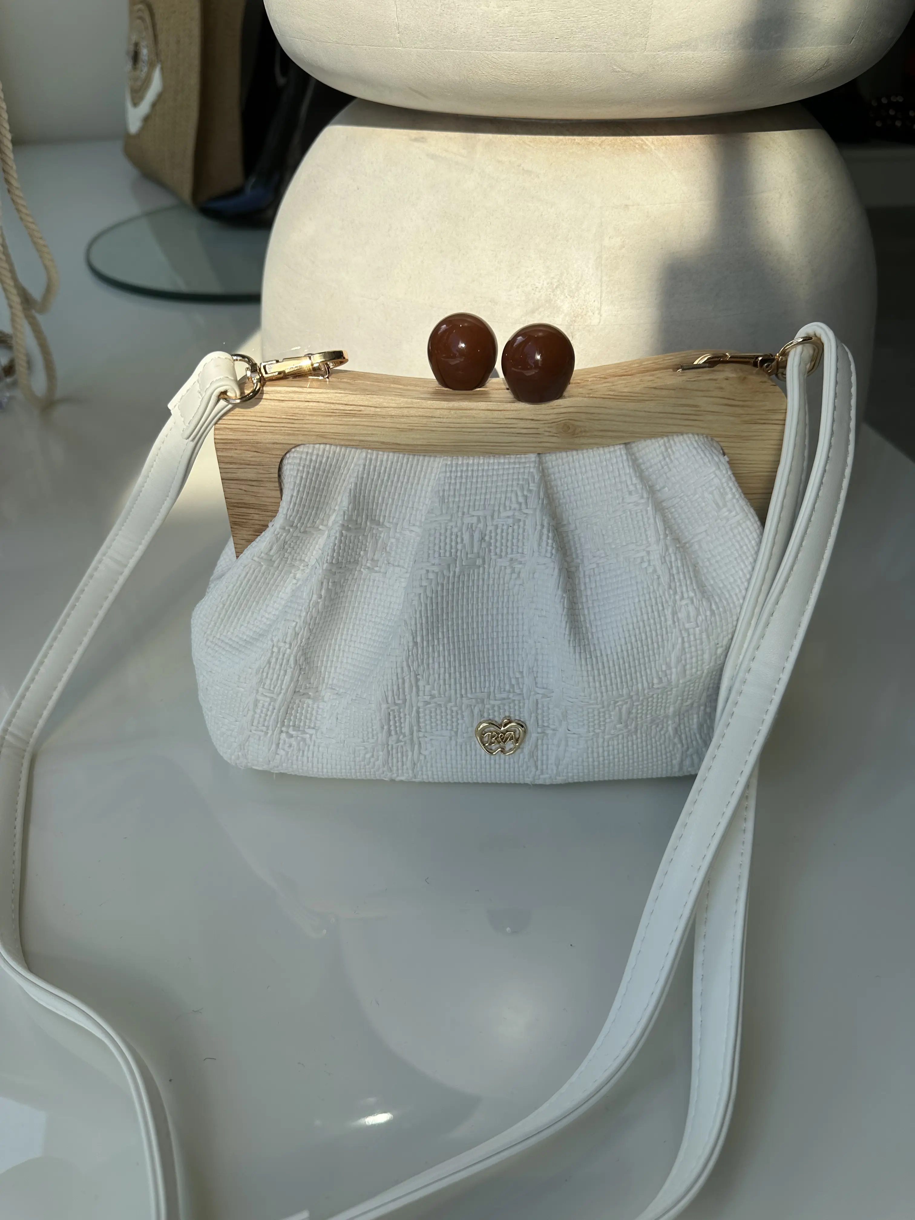 Λευκή ψάθινη κλάτς τσάντα με ξύλινο κλείδωμα