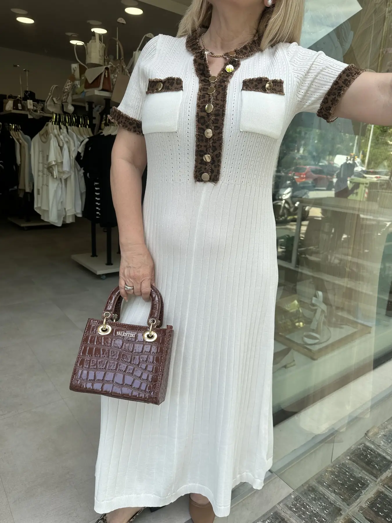 Λευκό πλεκτό φόρεμα με λεπτομέρεια leopard και χρυσά κουμπιά