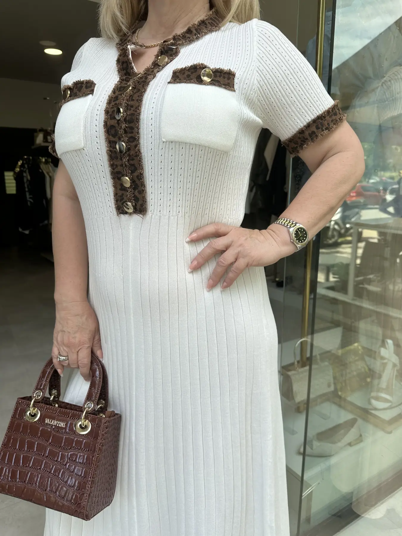 Λευκό πλεκτό φόρεμα με λεπτομέρεια leopard και χρυσά κουμπιά