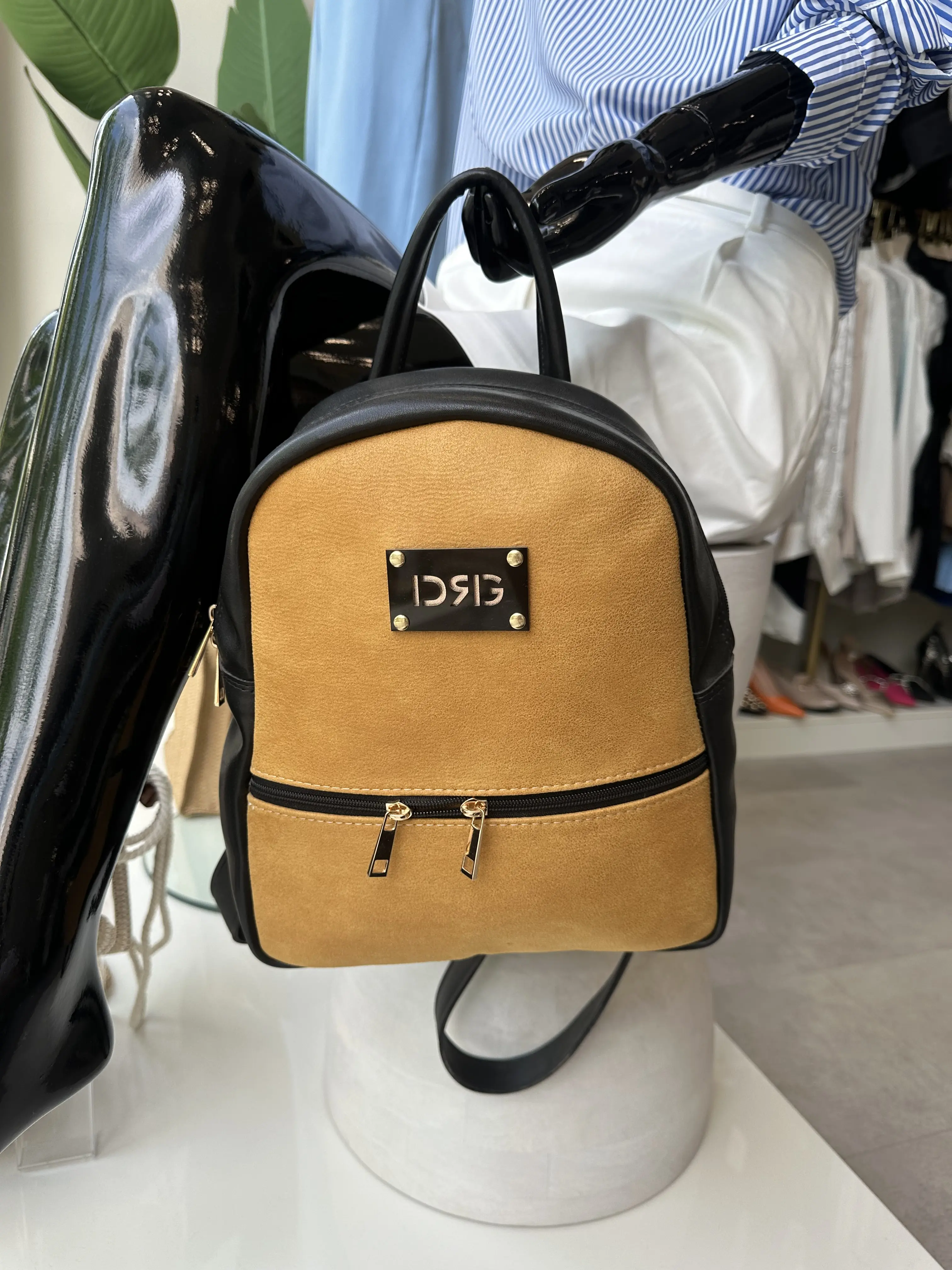 μουσταρδί σακίδιο με μαύρες λεπτομέρειες