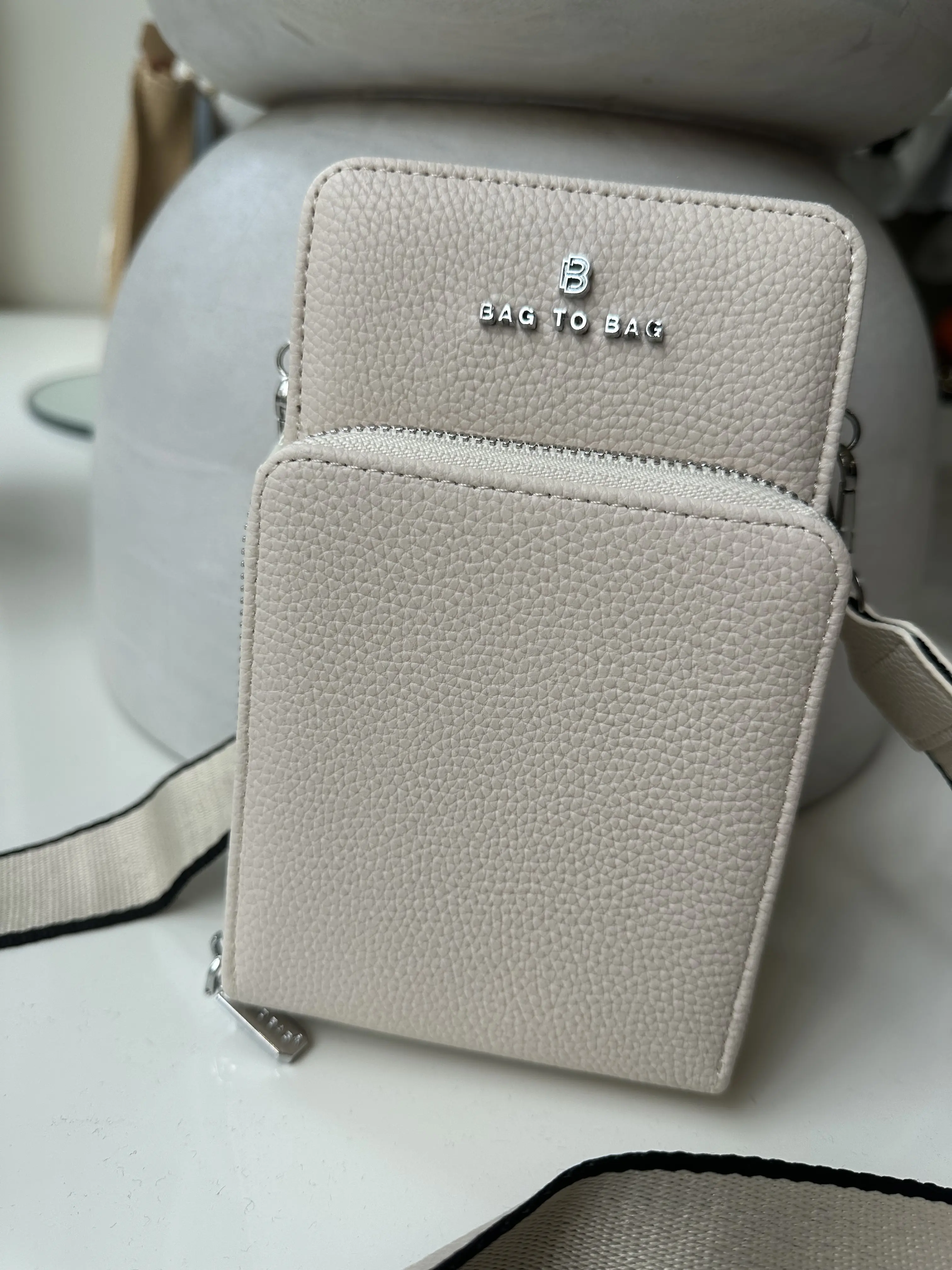 Μπέζ τσαντάκι χιαστί με ιμάντα