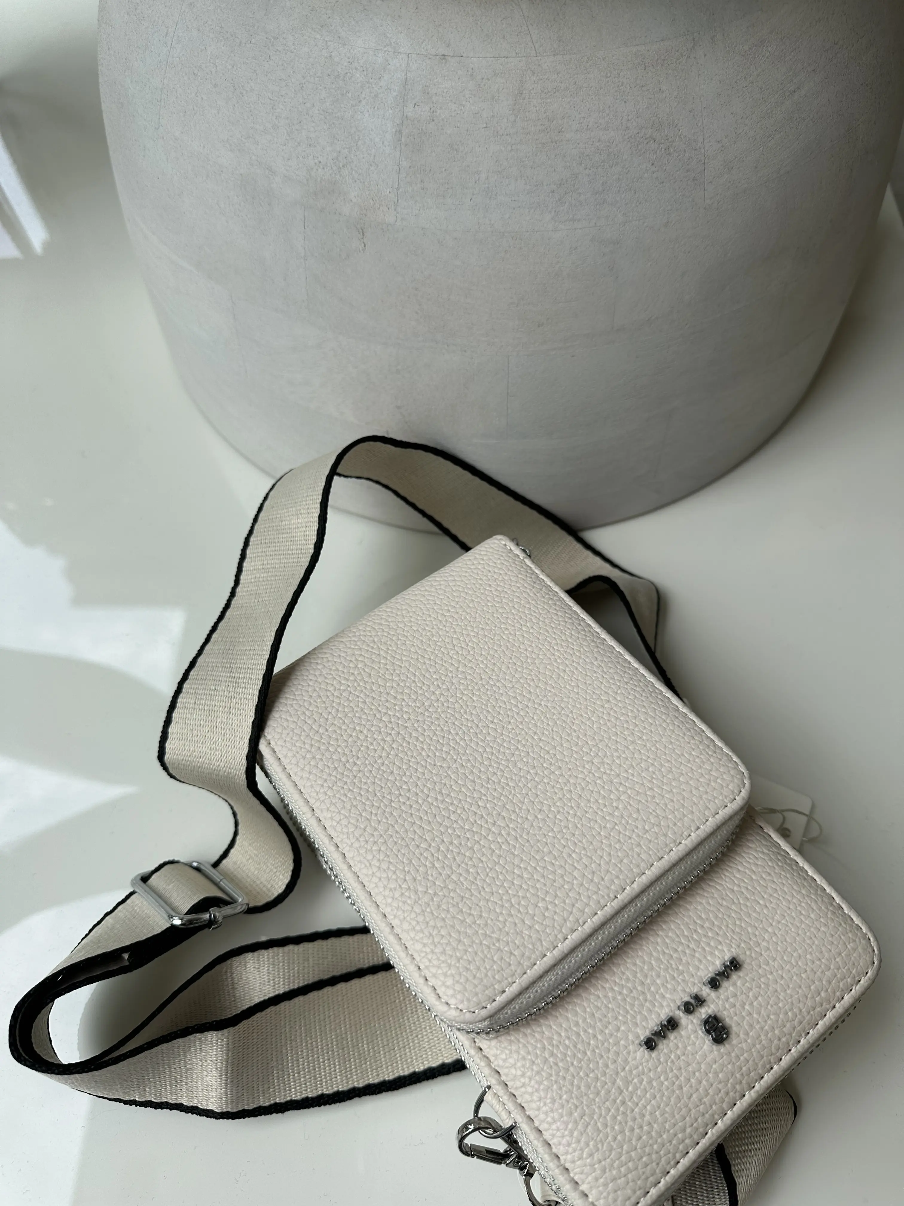 Μπέζ τσαντάκι χιαστί με ιμάντα