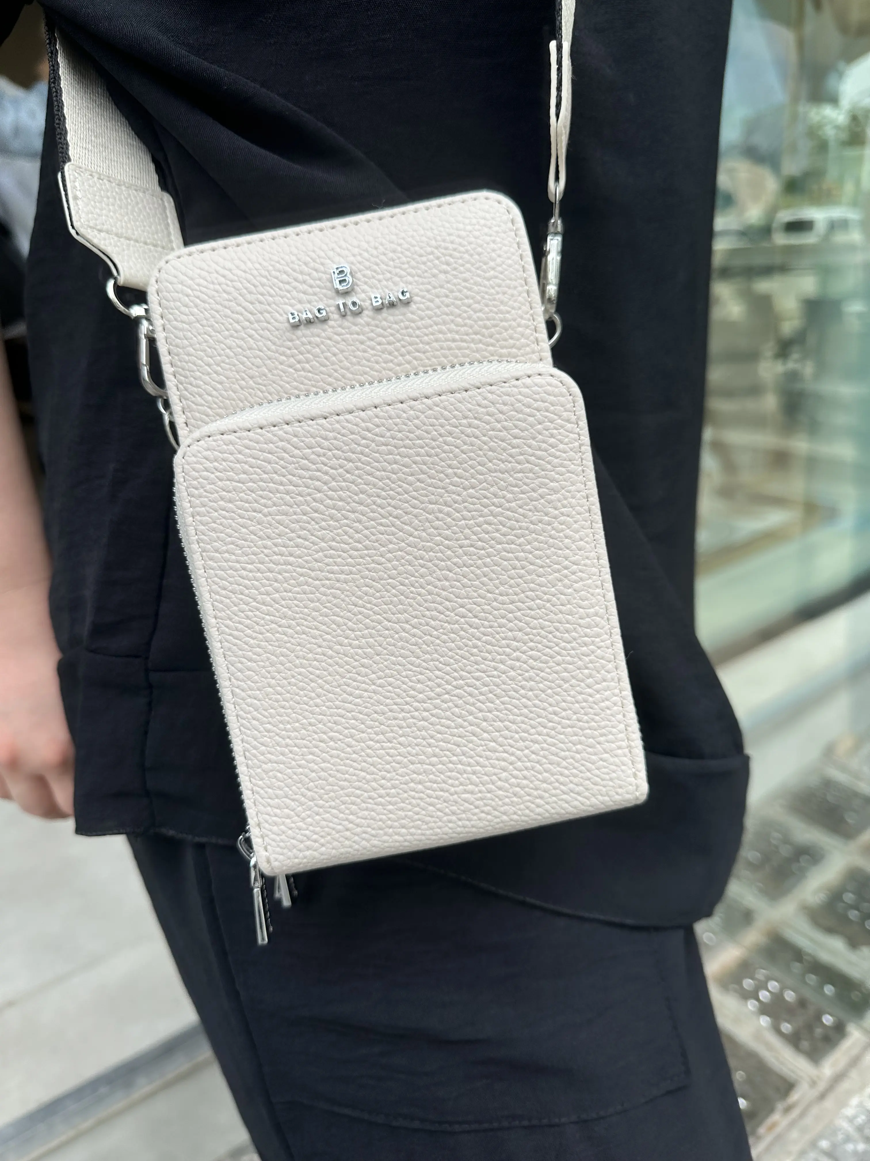 Μπέζ τσαντάκι χιαστί με ιμάντα