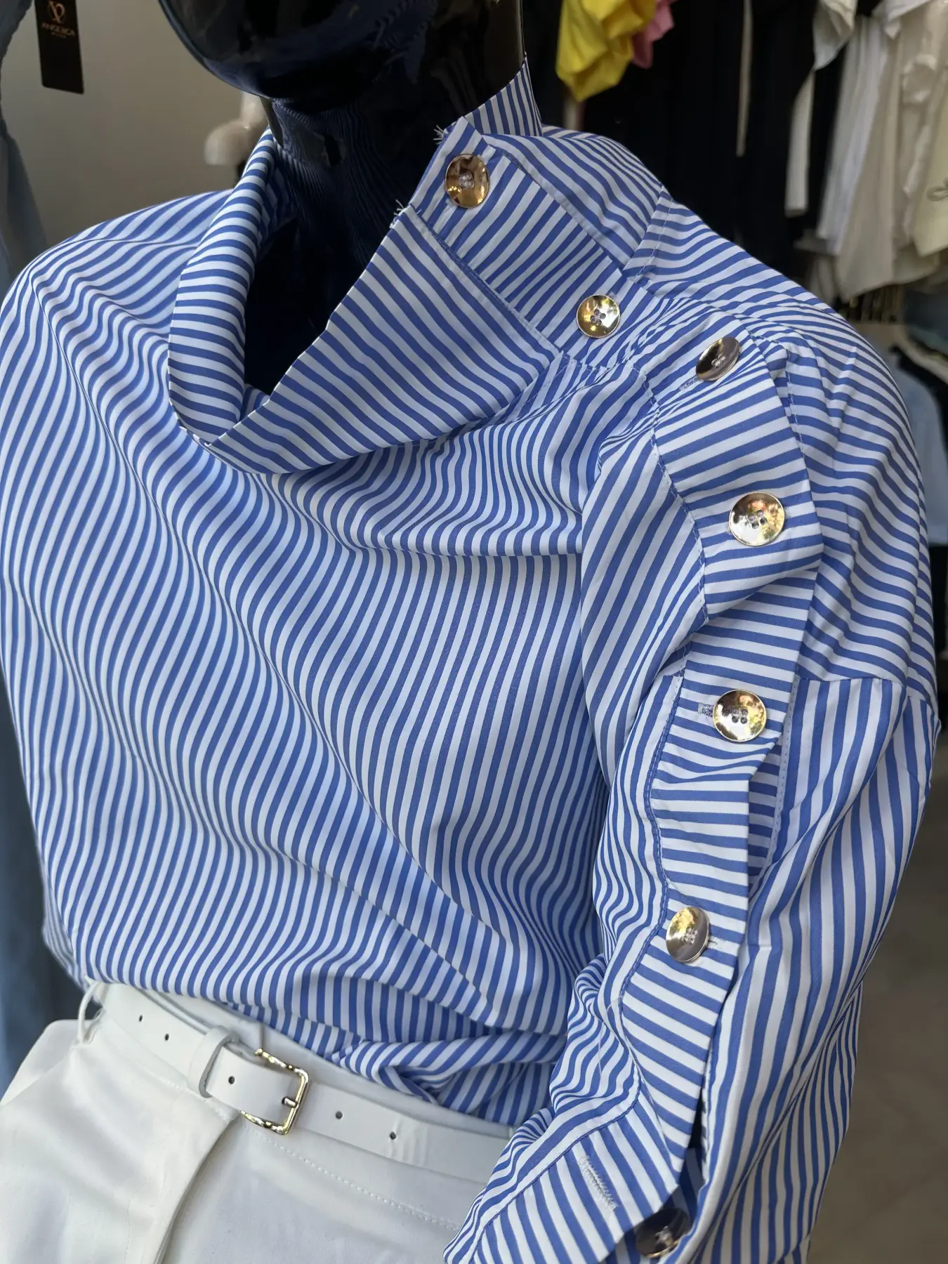 Ριγέ πουκάμισο με ψηλό λαιμό και χρυσά κουμπιά