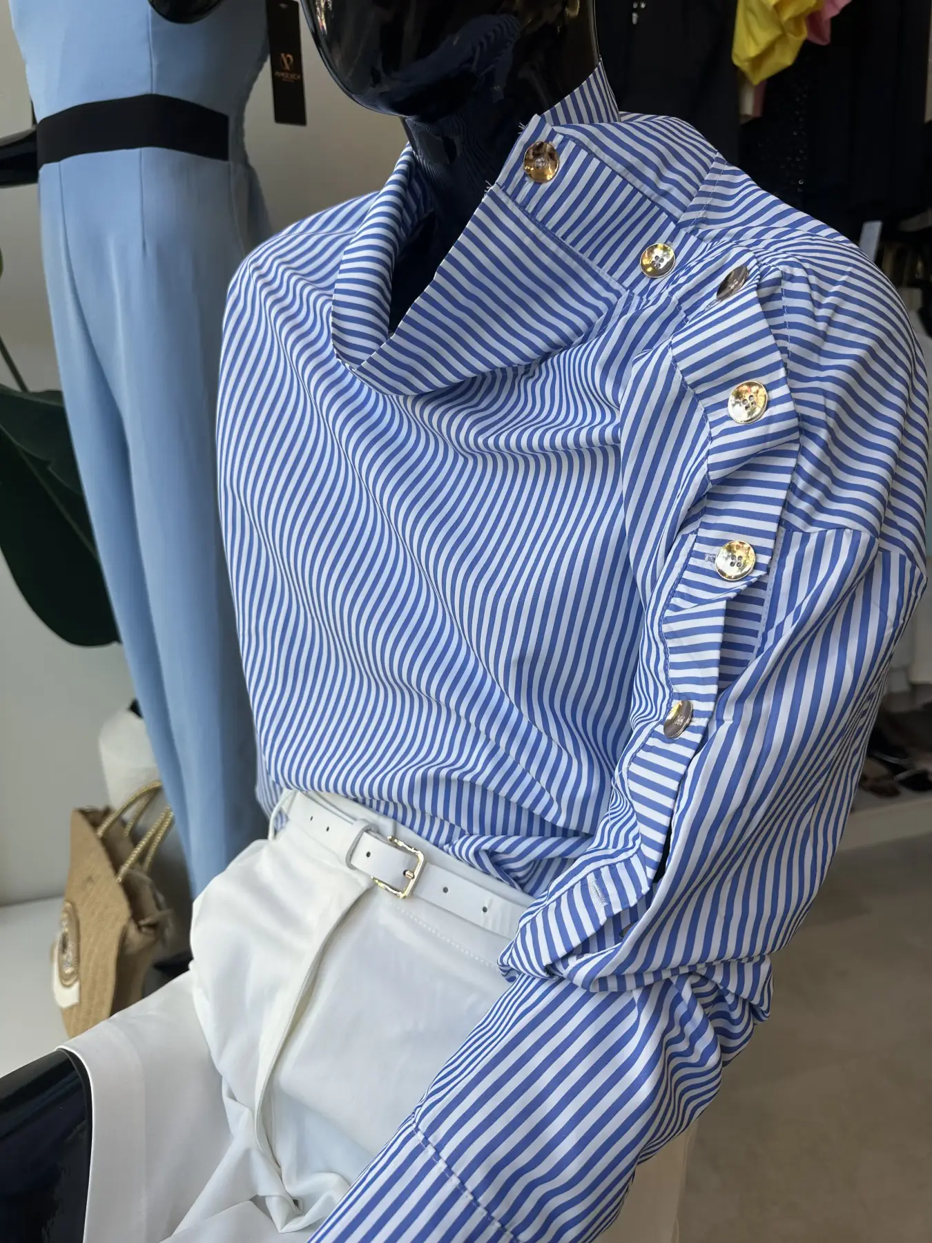 Ριγέ πουκάμισο με ψηλό λαιμό και χρυσά κουμπιά