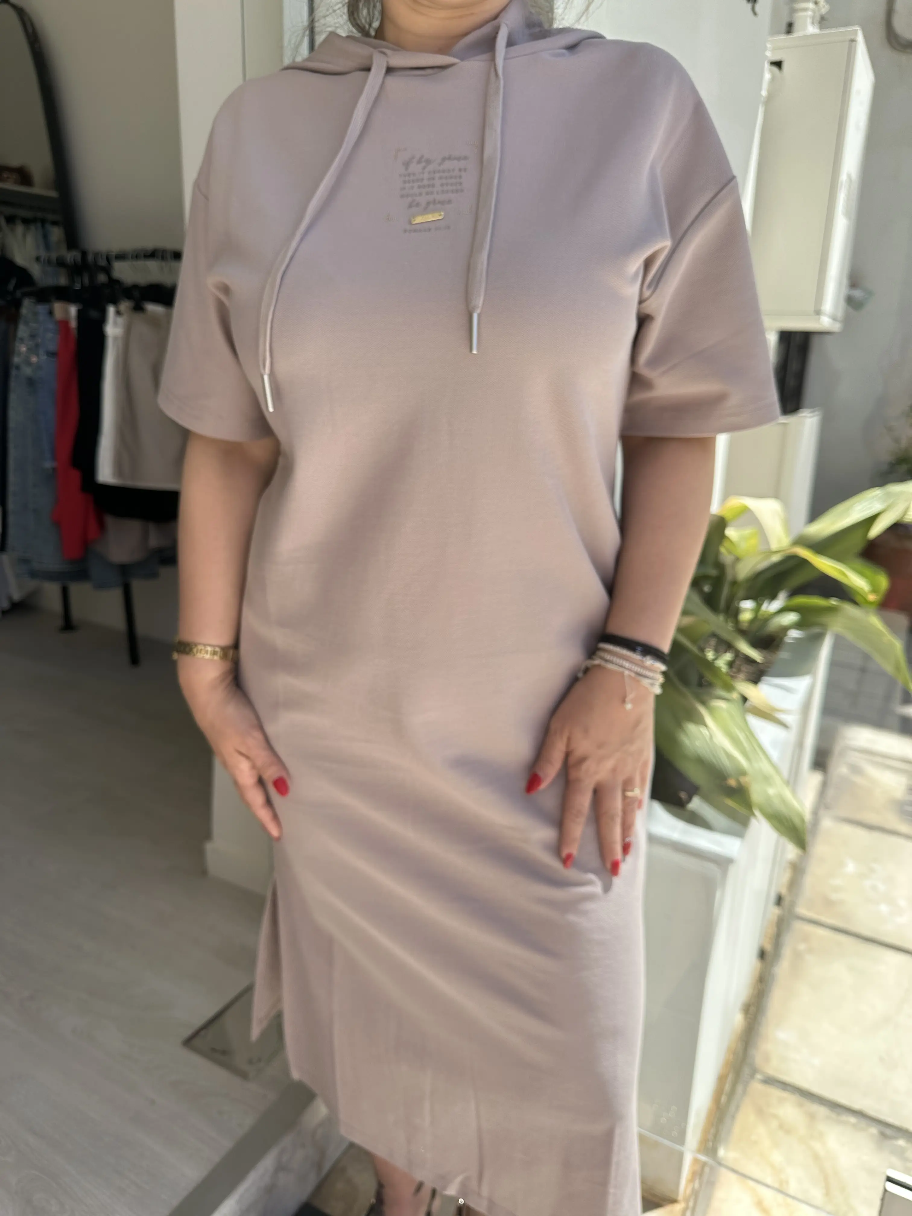 Εκρού φόρεμα με σκίσιμο στο πλάι με χρυσή λεπτομέρεια