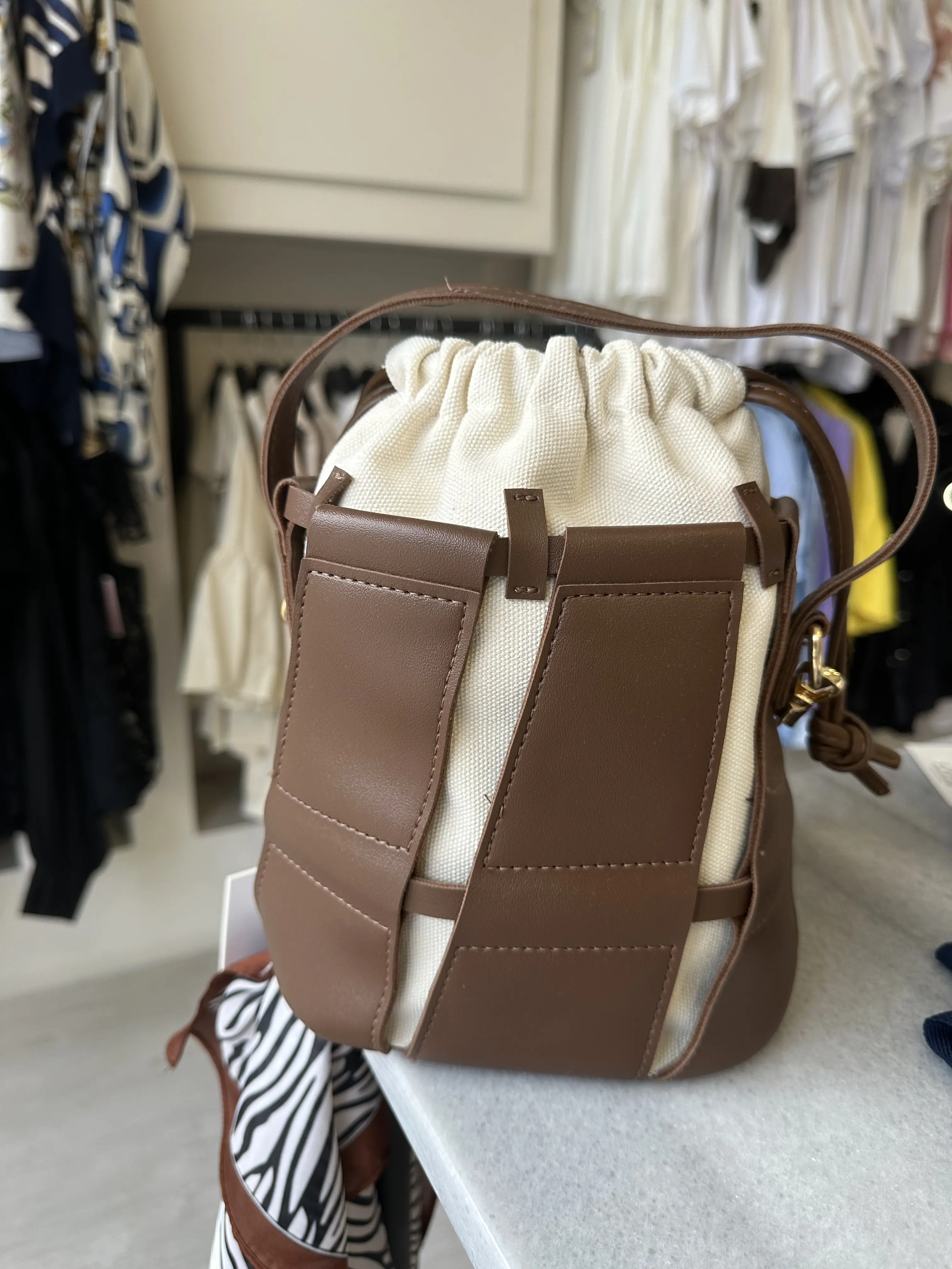 Τσαντάκι πουγκί υφασμάτινο με λεπτομέρεια δερματίνη