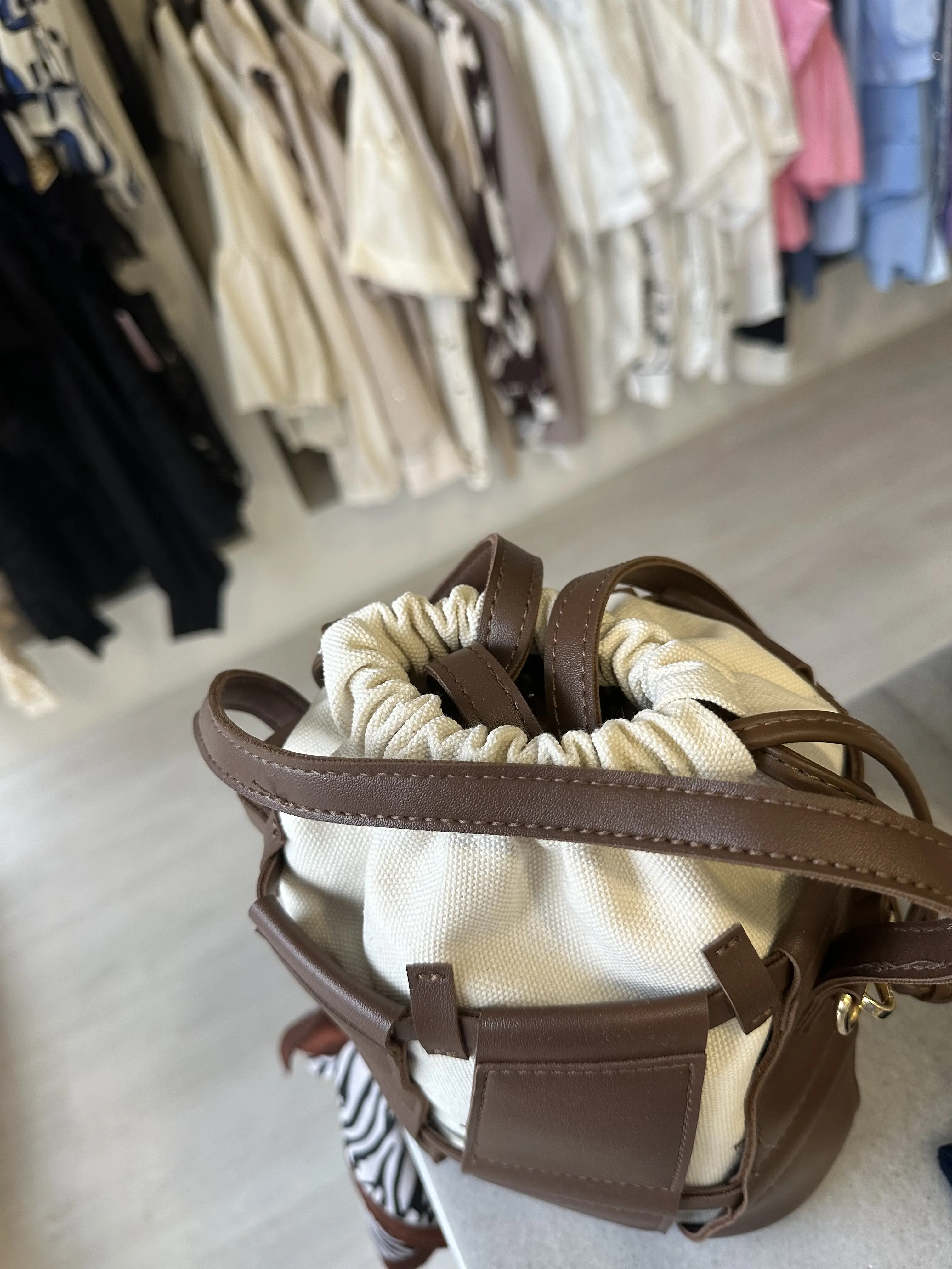 Τσαντάκι πουγκί υφασμάτινο με λεπτομέρεια δερματίνη