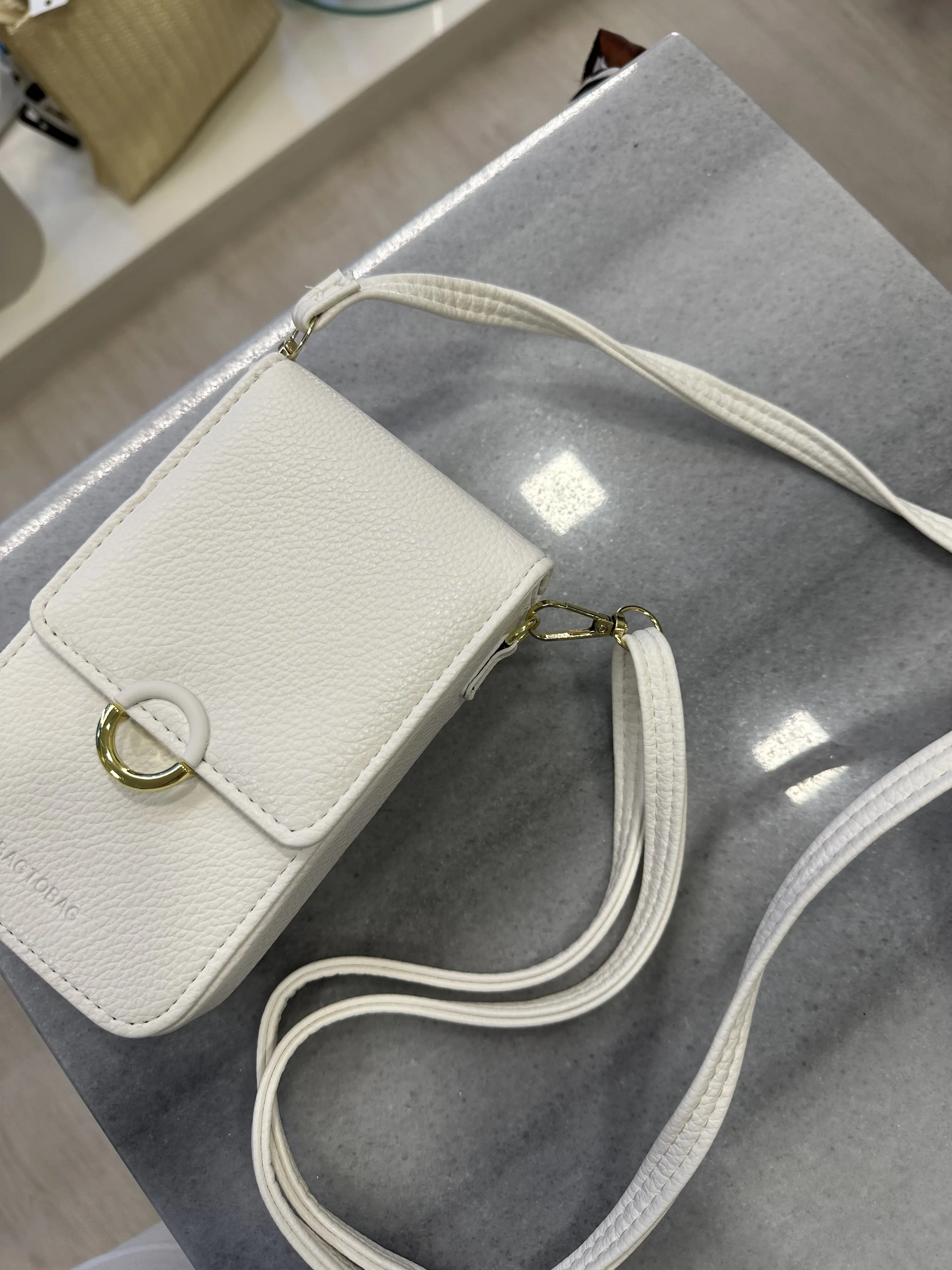 Τσαντάκι λευκό με λουράκι