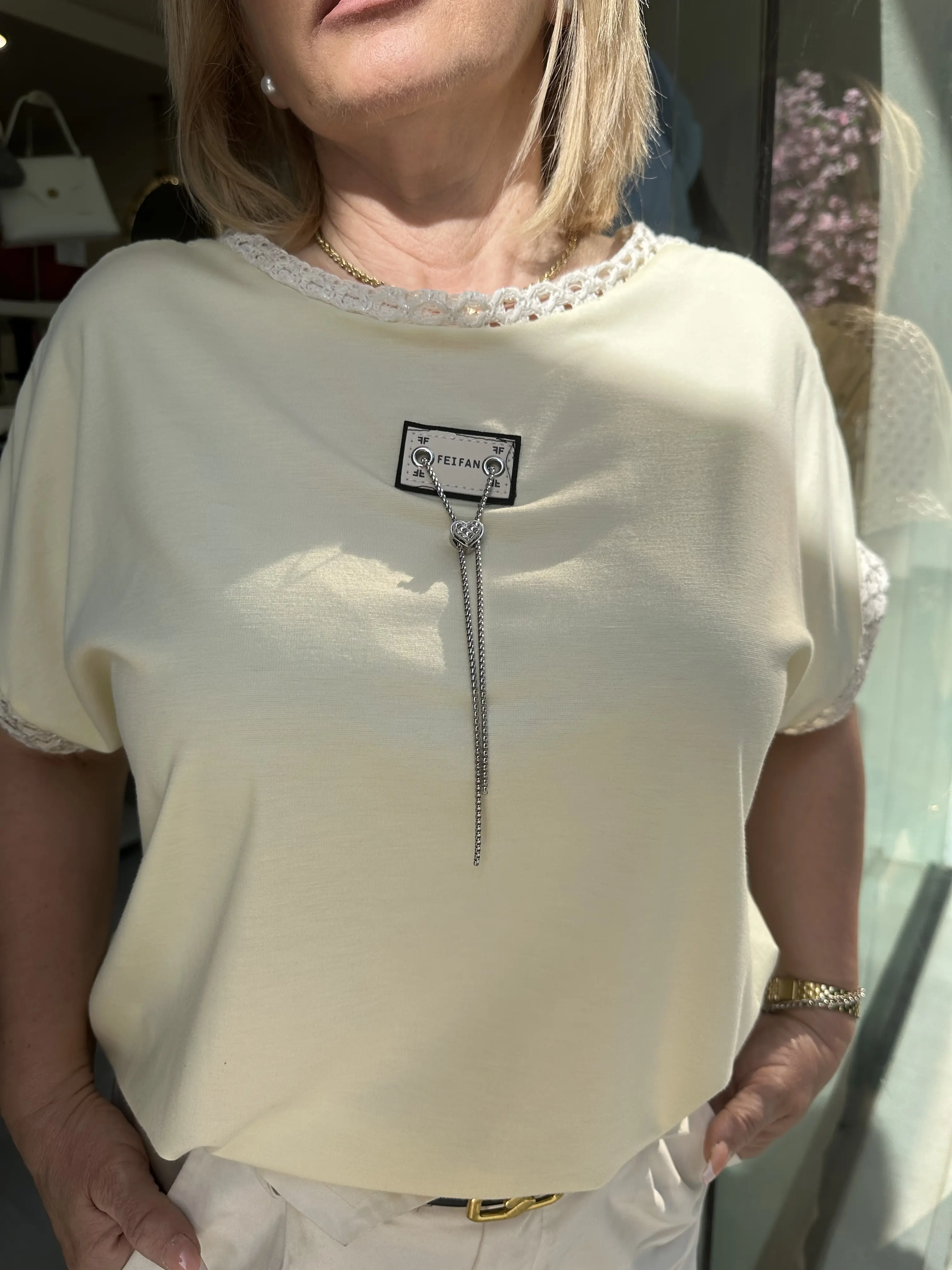 Κοντομάνικη κίτρινη μπλούζα με λεπτομέρεια διάτρητο στο μανίκι