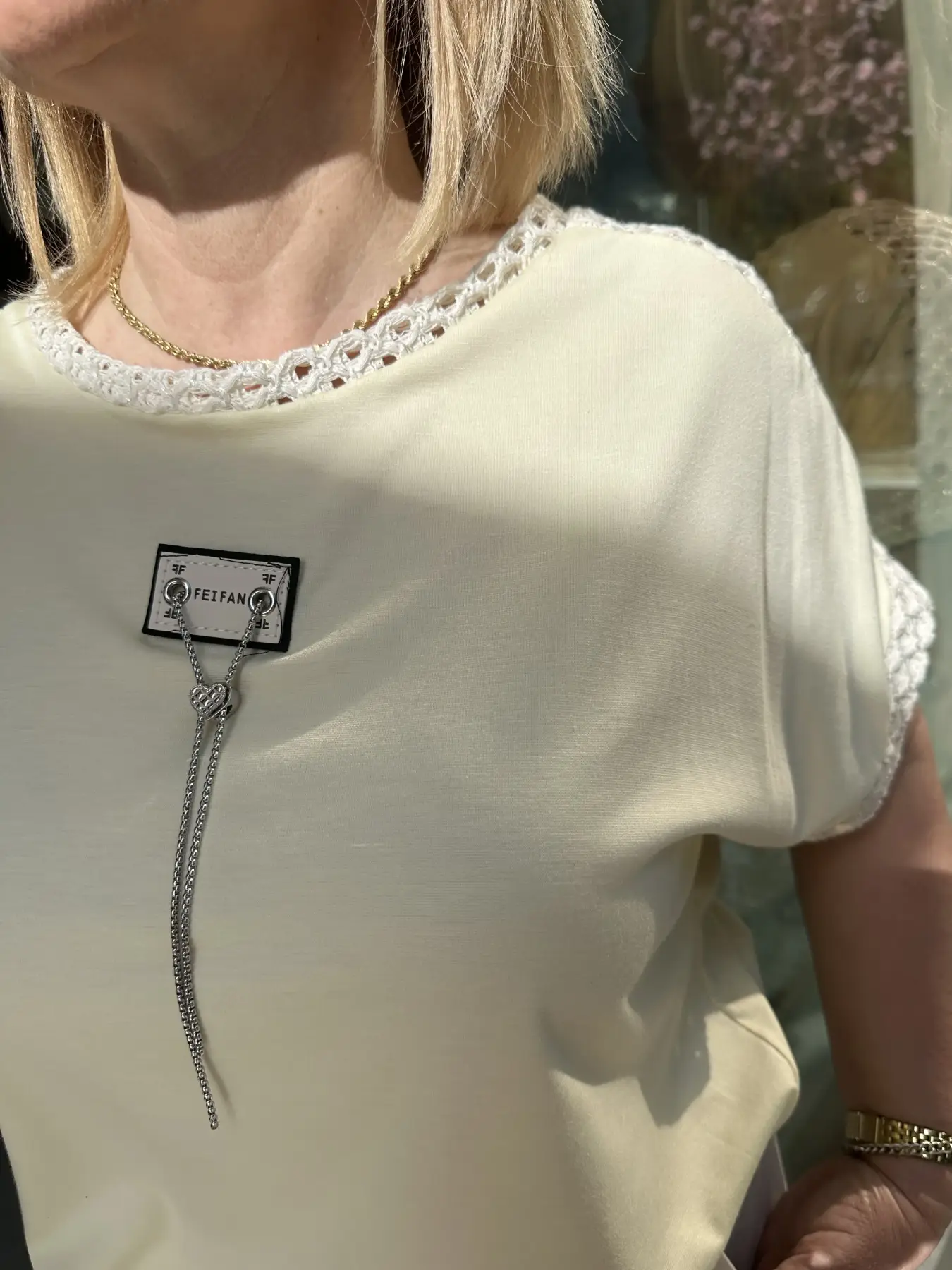 Κοντομάνικη κίτρινη μπλούζα με λεπτομέρεια διάτρητο στο μανίκι