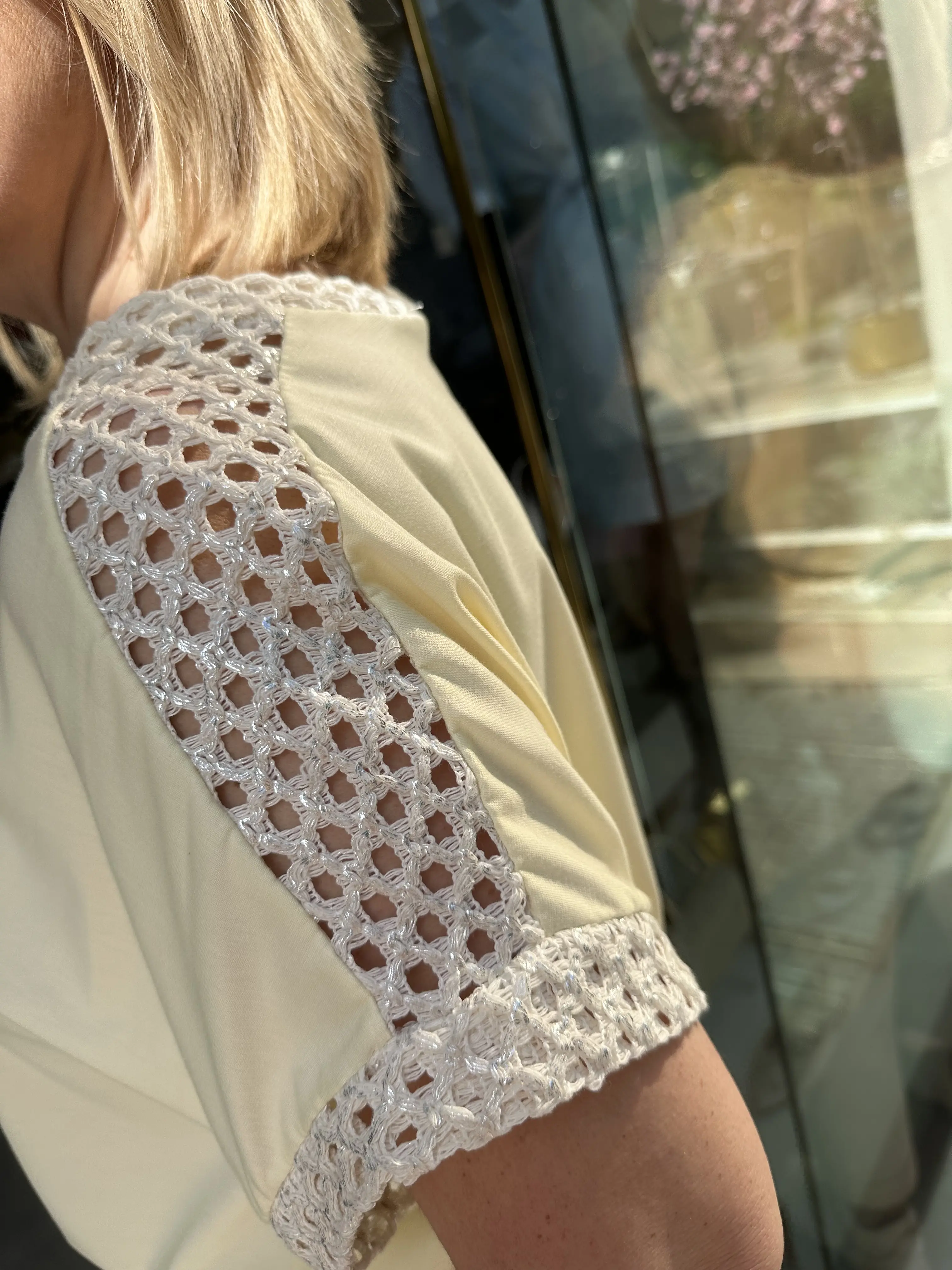 Κοντομάνικη κίτρινη μπλούζα με λεπτομέρεια διάτρητο στο μανίκι