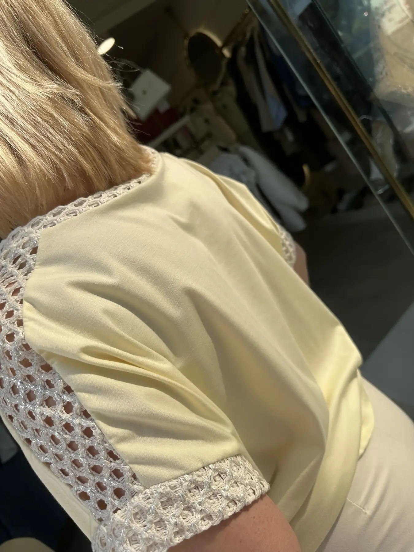 Κοντομάνικη κίτρινη μπλούζα με λεπτομέρεια διάτρητο στο μανίκι