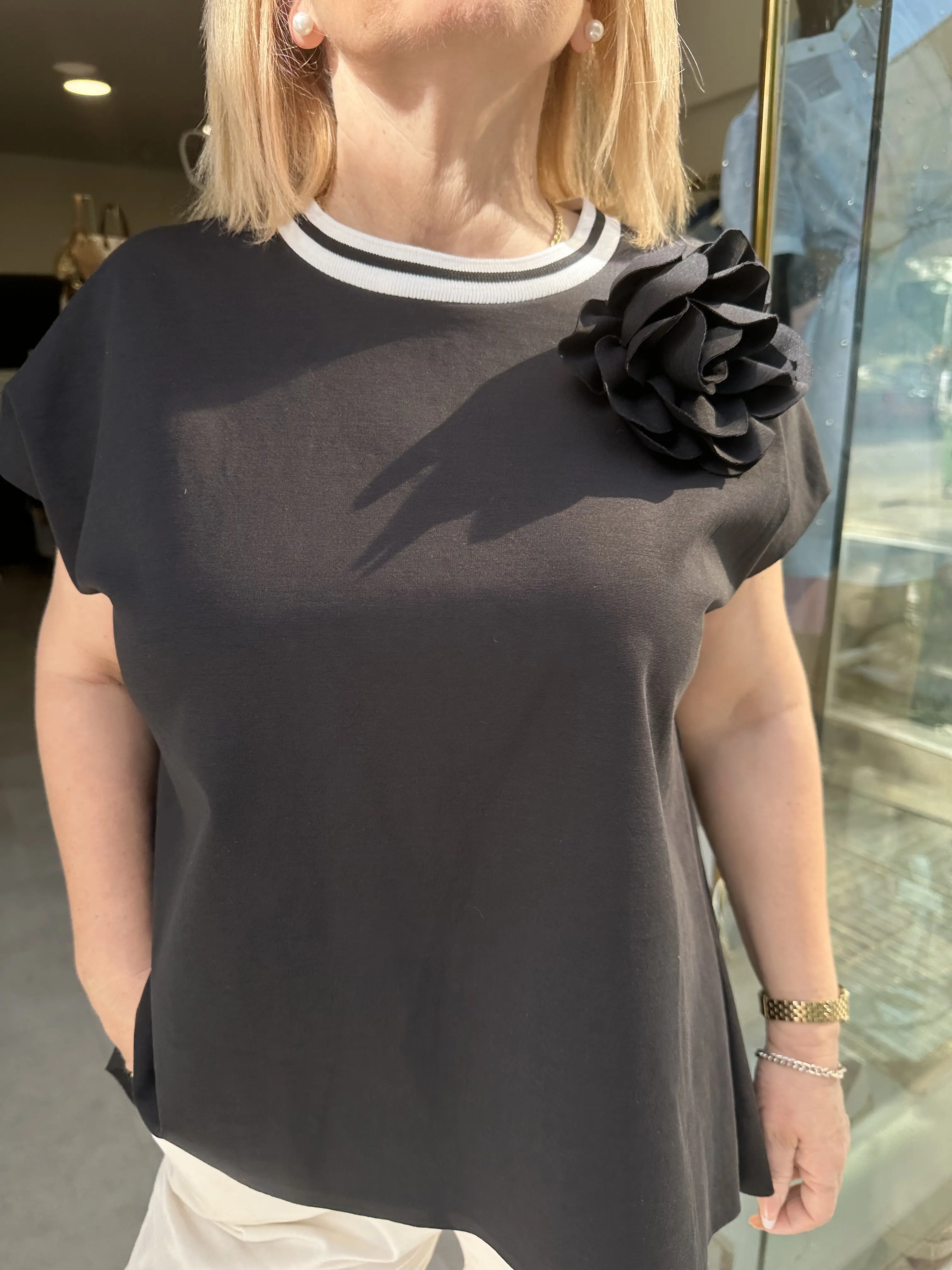 Μάυρη μπλούζα με καρφίτσα τριαντάφυλλο