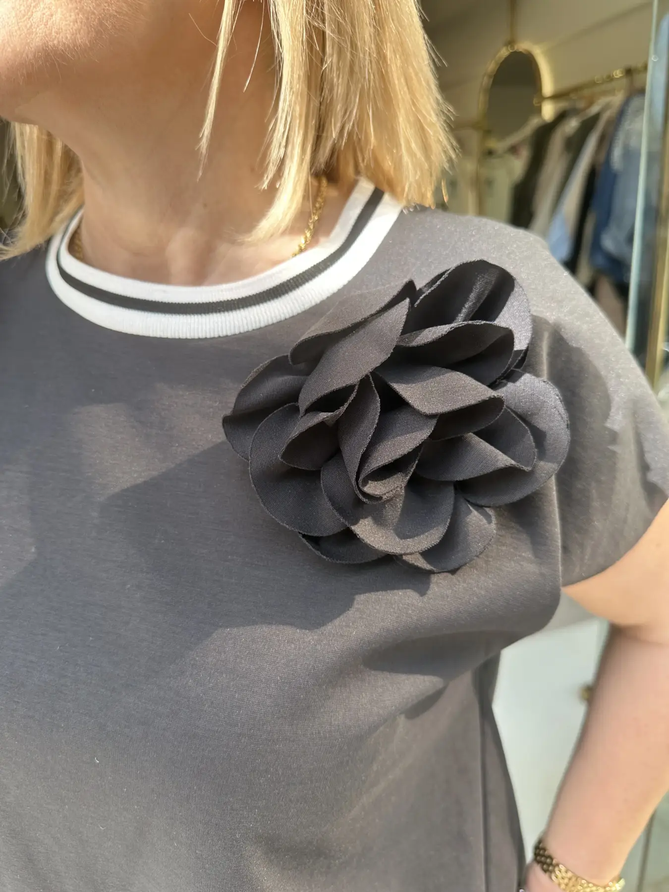 Μάυρη μπλούζα με καρφίτσα τριαντάφυλλο