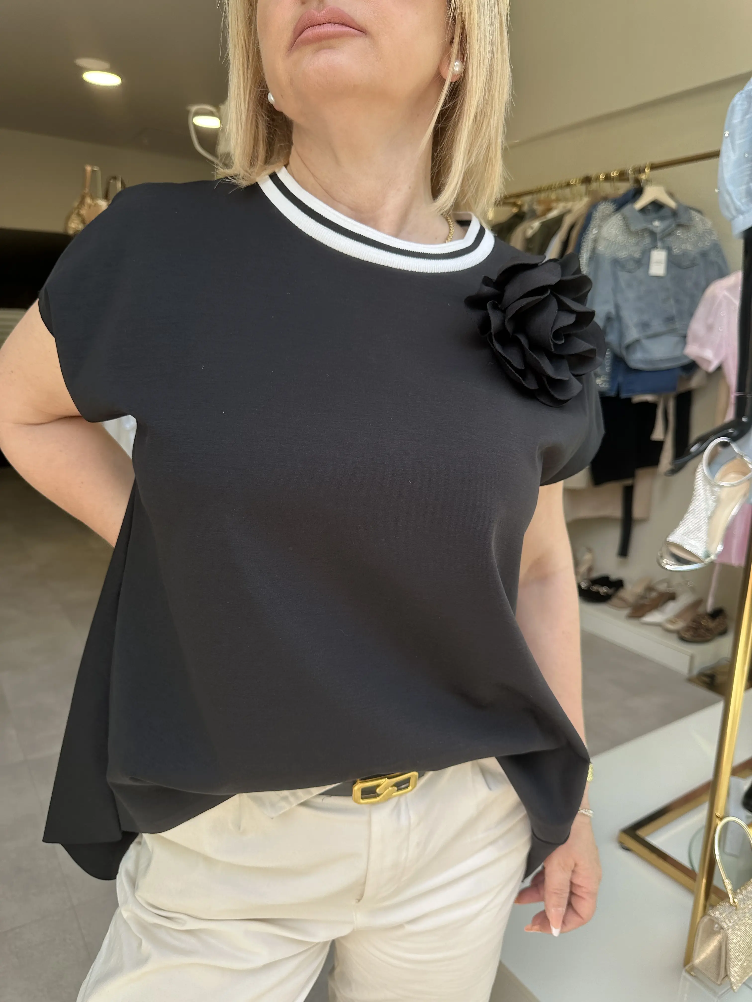 Μάυρη μπλούζα με καρφίτσα τριαντάφυλλο