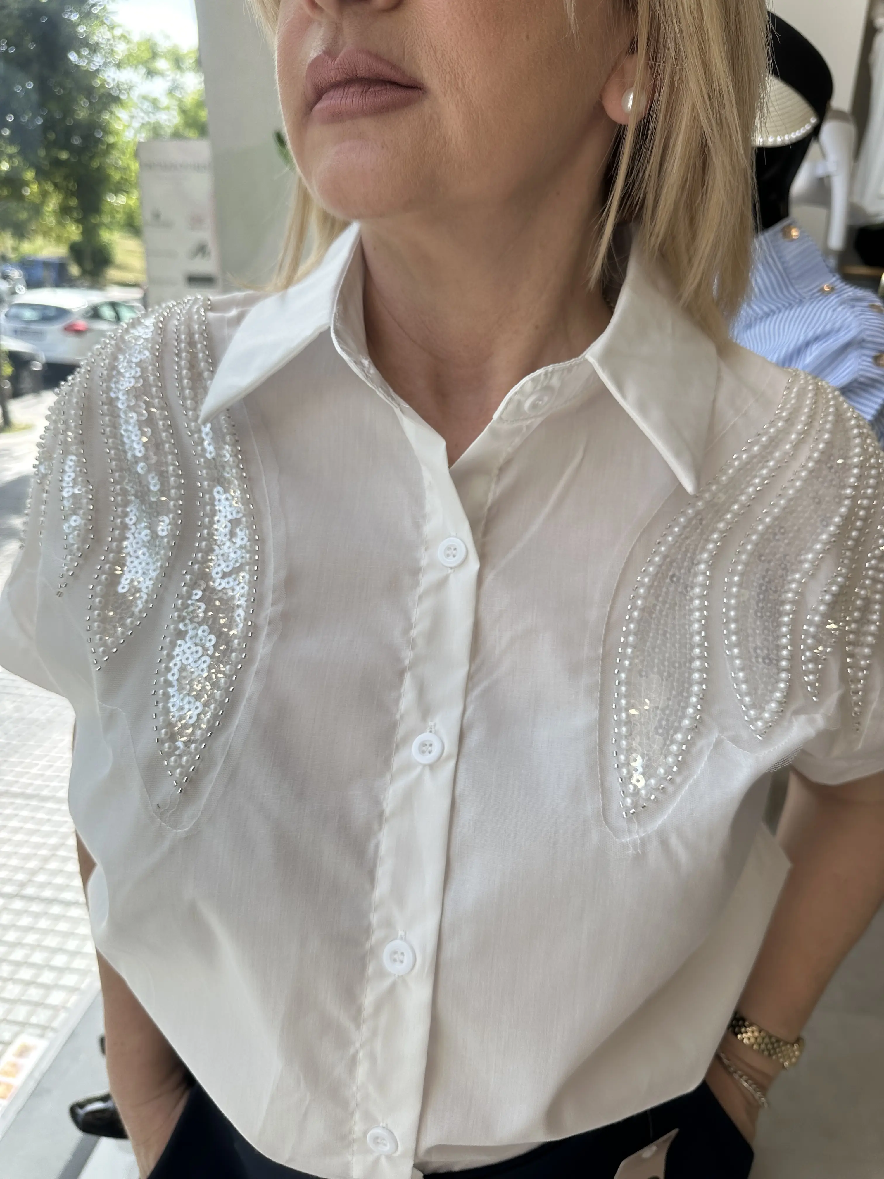 Κοντομάνικο πουκάμισο με λεπτομέρειες στα μανίκια