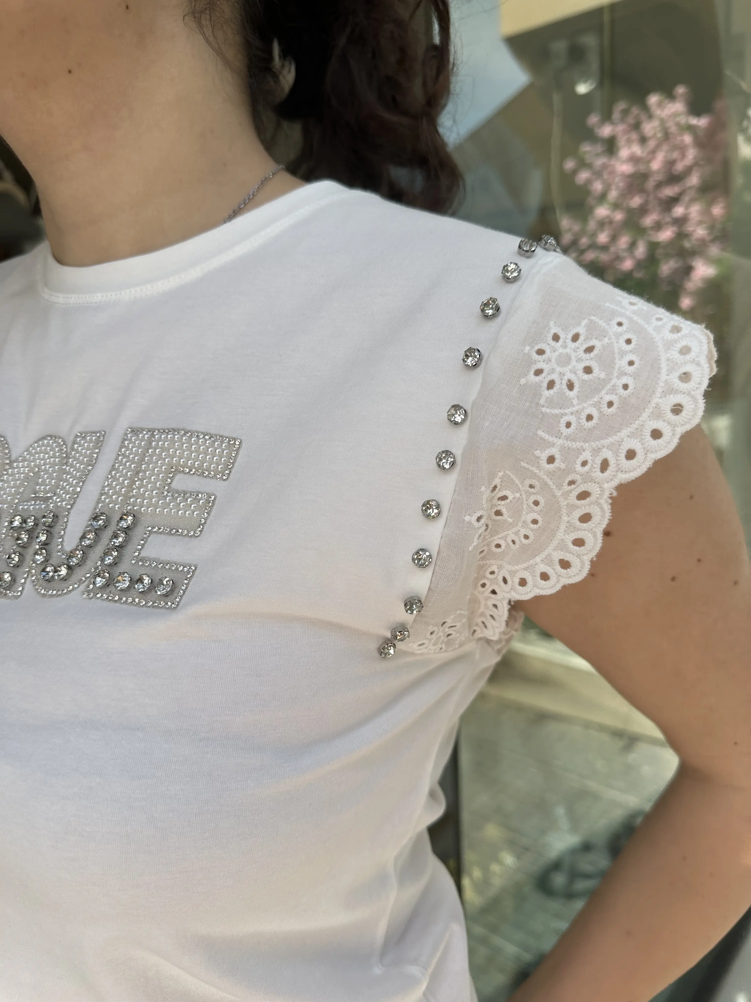 Κοντομάνικη μπλούζα με λεπτομέρεια τύπωμα λογότυπο και χάντρες