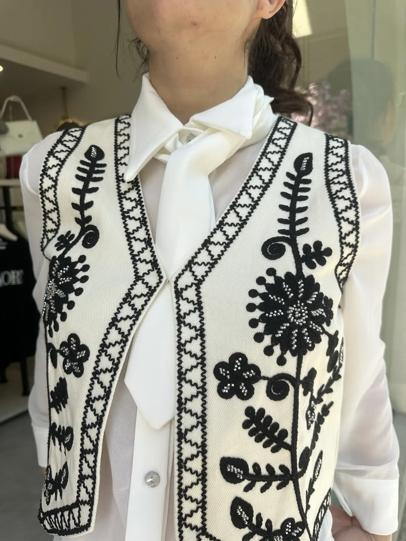 Αμάνικο μπέζ γιλέκο με κεντήματα μαύρα λουλούδια