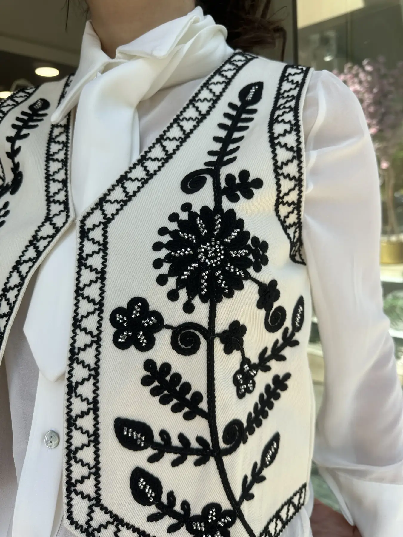 Αμάνικο μπέζ γιλέκο με κεντήματα μαύρα λουλούδια