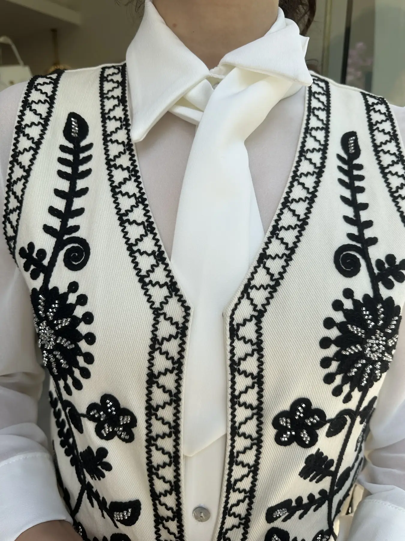 Αμάνικο μπέζ γιλέκο με κεντήματα μαύρα λουλούδια
