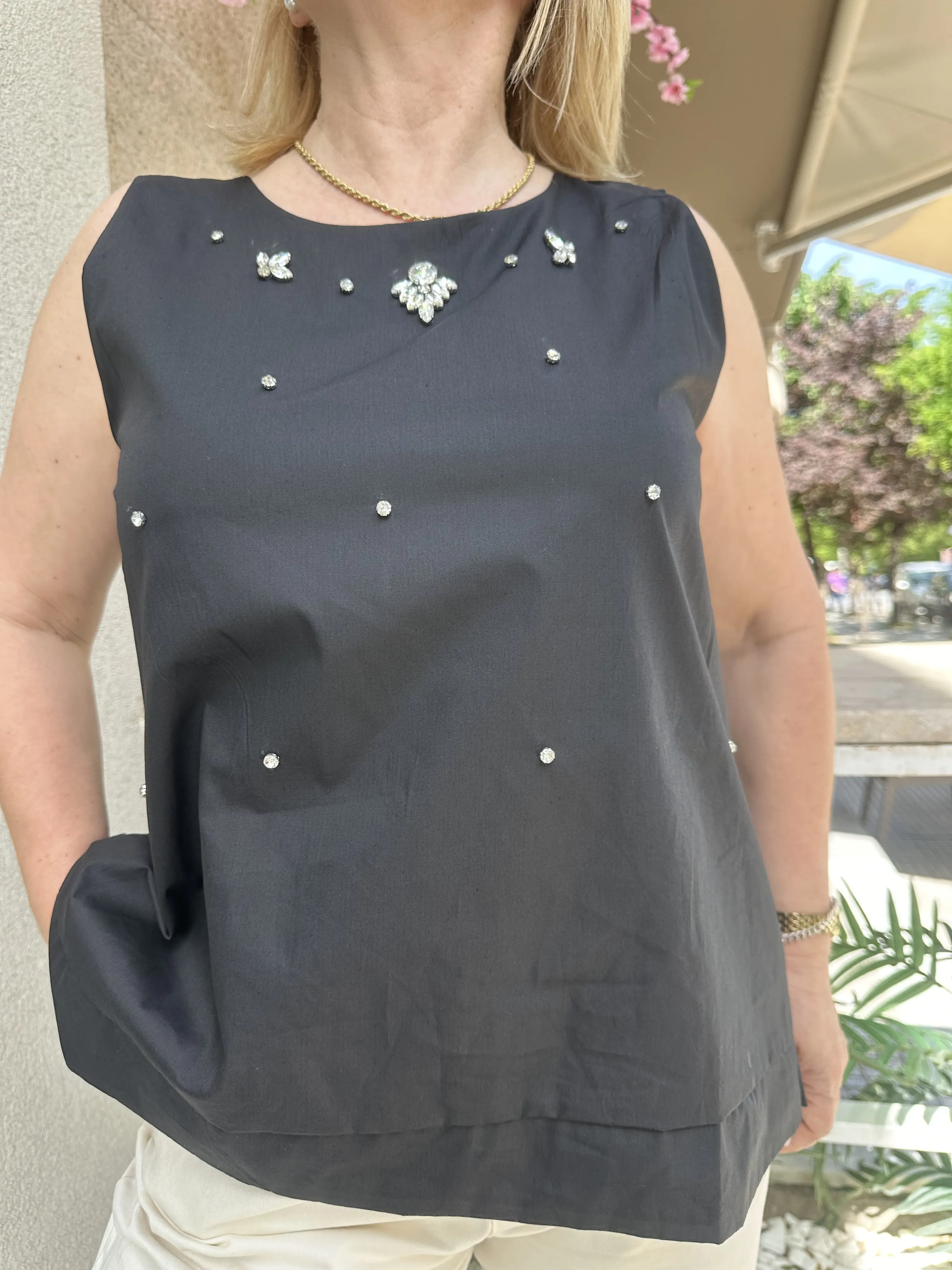 Μαύρη αμάνικη ασύμμετρη μπλούζα με στράς τρούκς