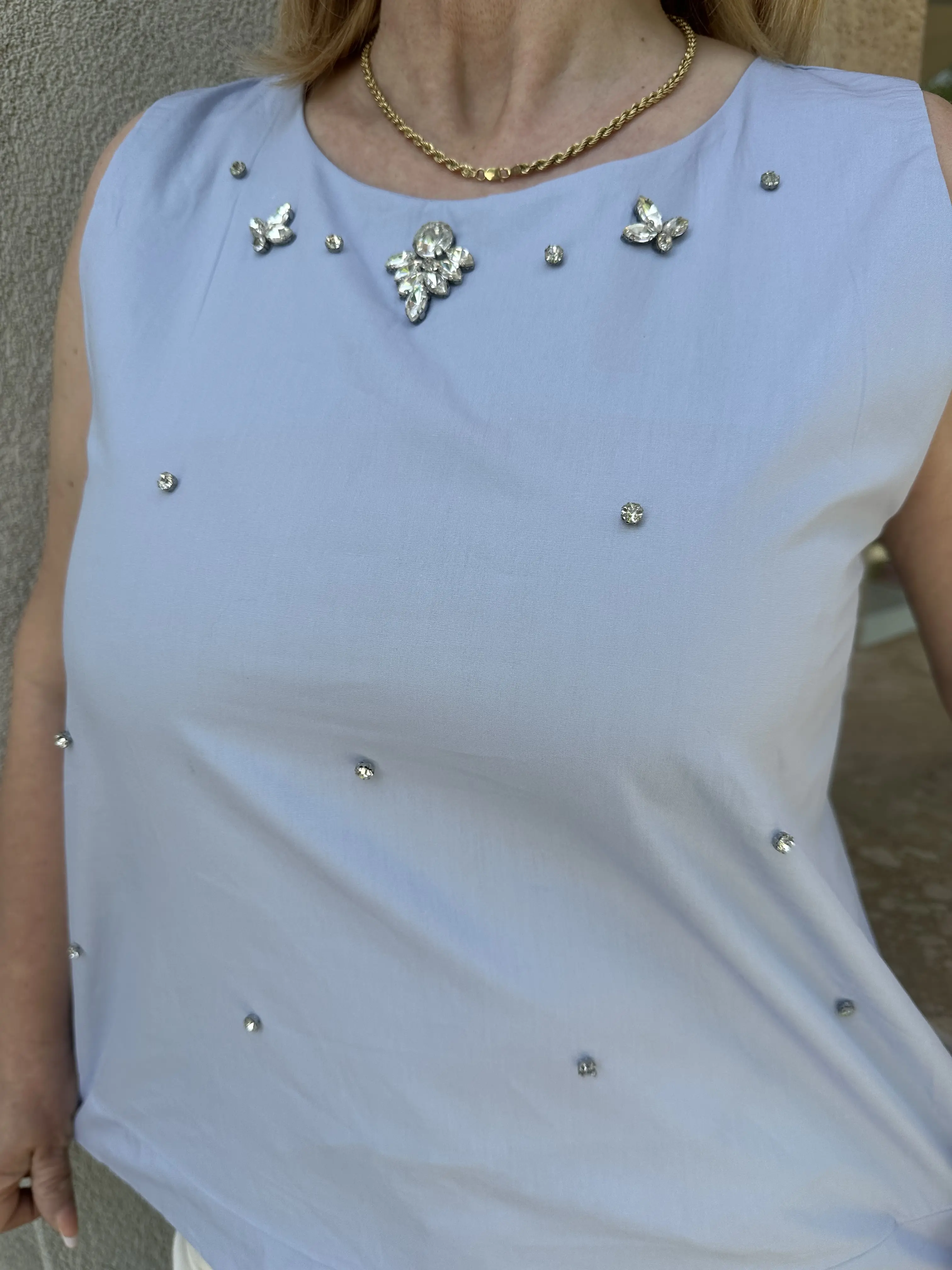 Λευκή αμάνικη ασύμμετρη μπλούζα με στράς τρούκς