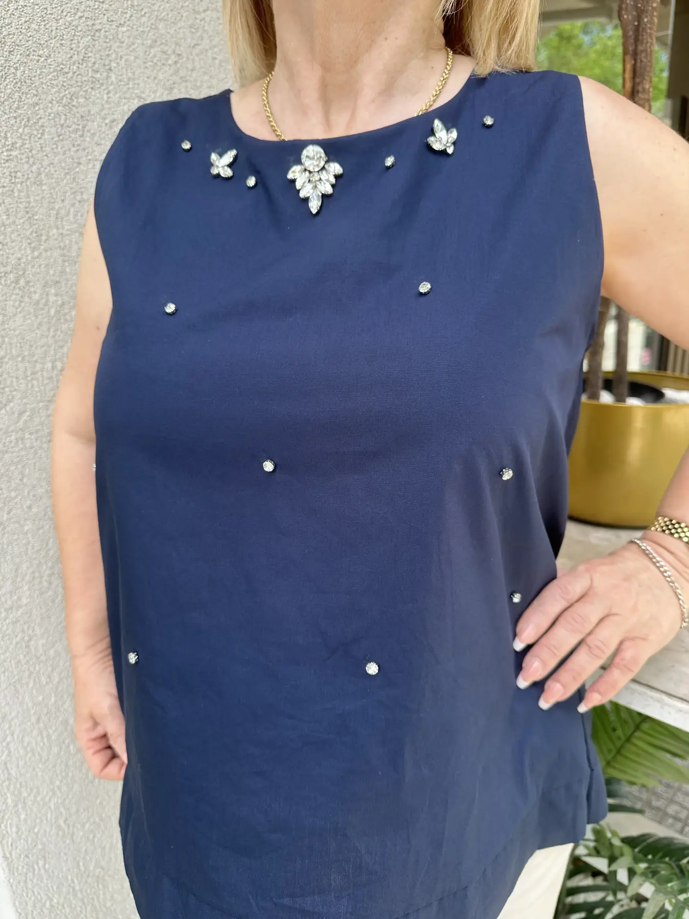 Μπλέ αμάνικη ασύμμετρη μπλούζα με στράς τρούκς