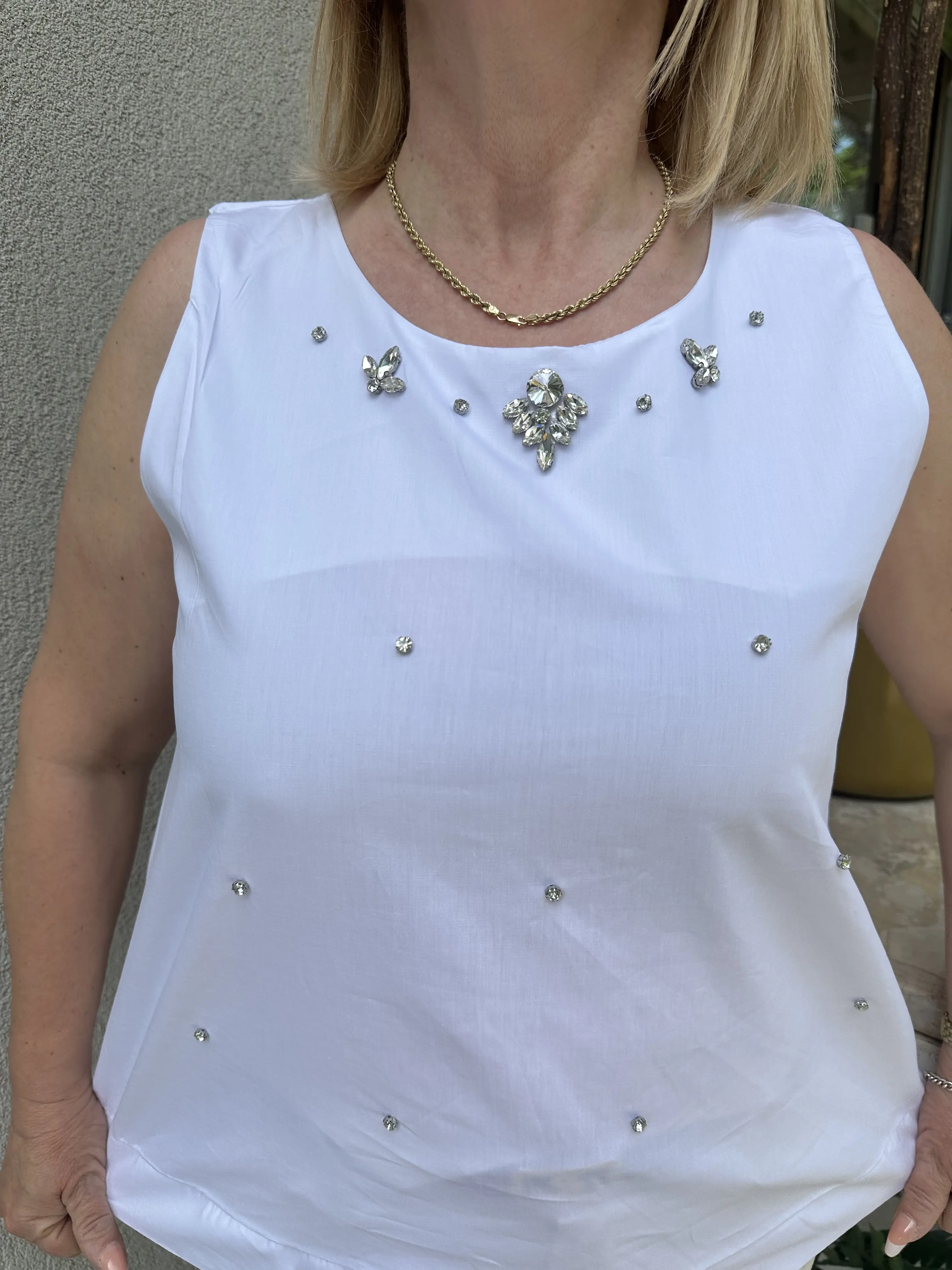 Λευκή αμάνικη ασύμμετρη μπλούζα με στράς τρούκς