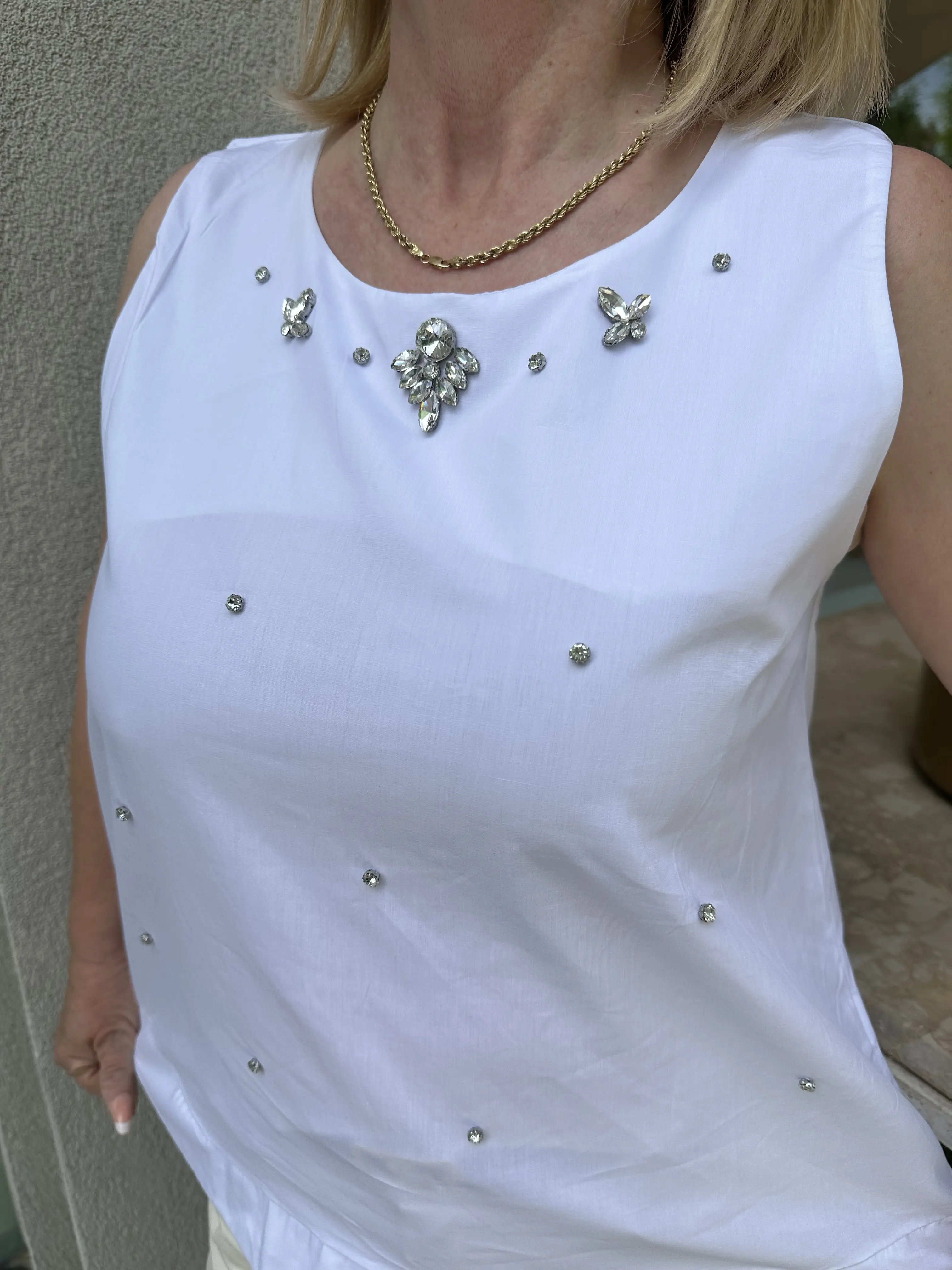 Λευκή αμάνικη ασύμμετρη μπλούζα με στράς τρούκς