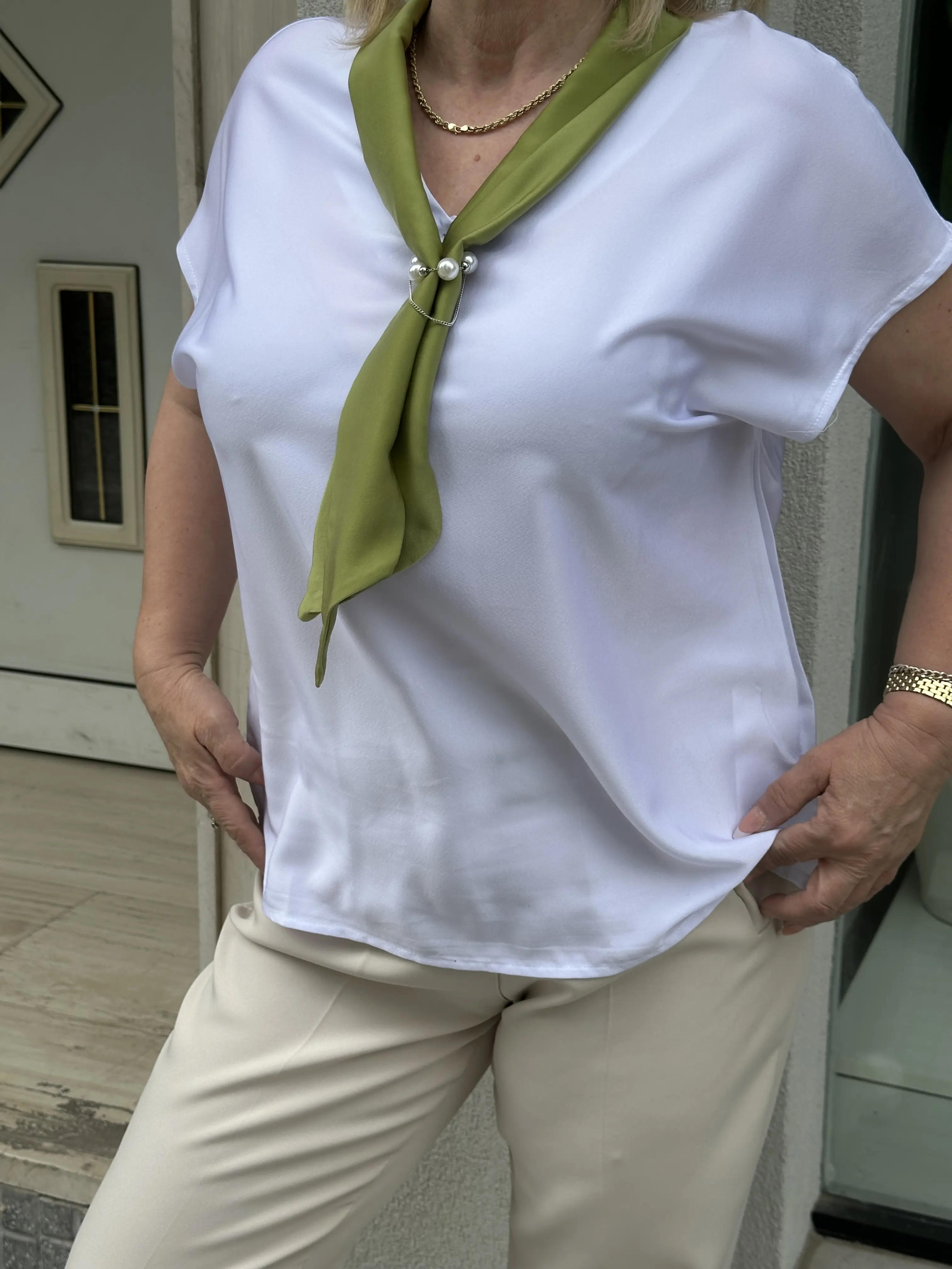 Μπλούζα με λαιμό και πέρλα