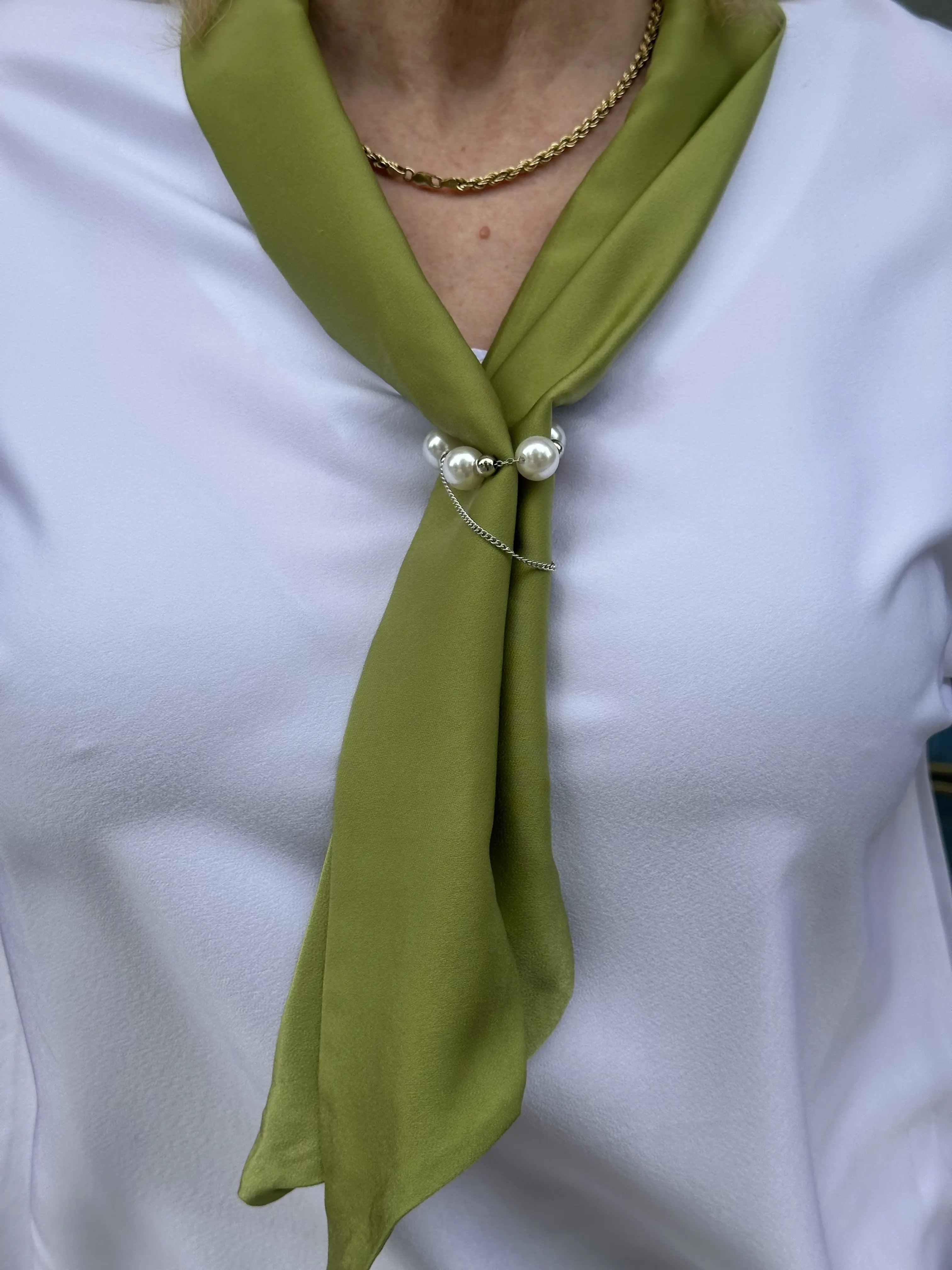 Μπλούζα με λαιμό και πέρλα